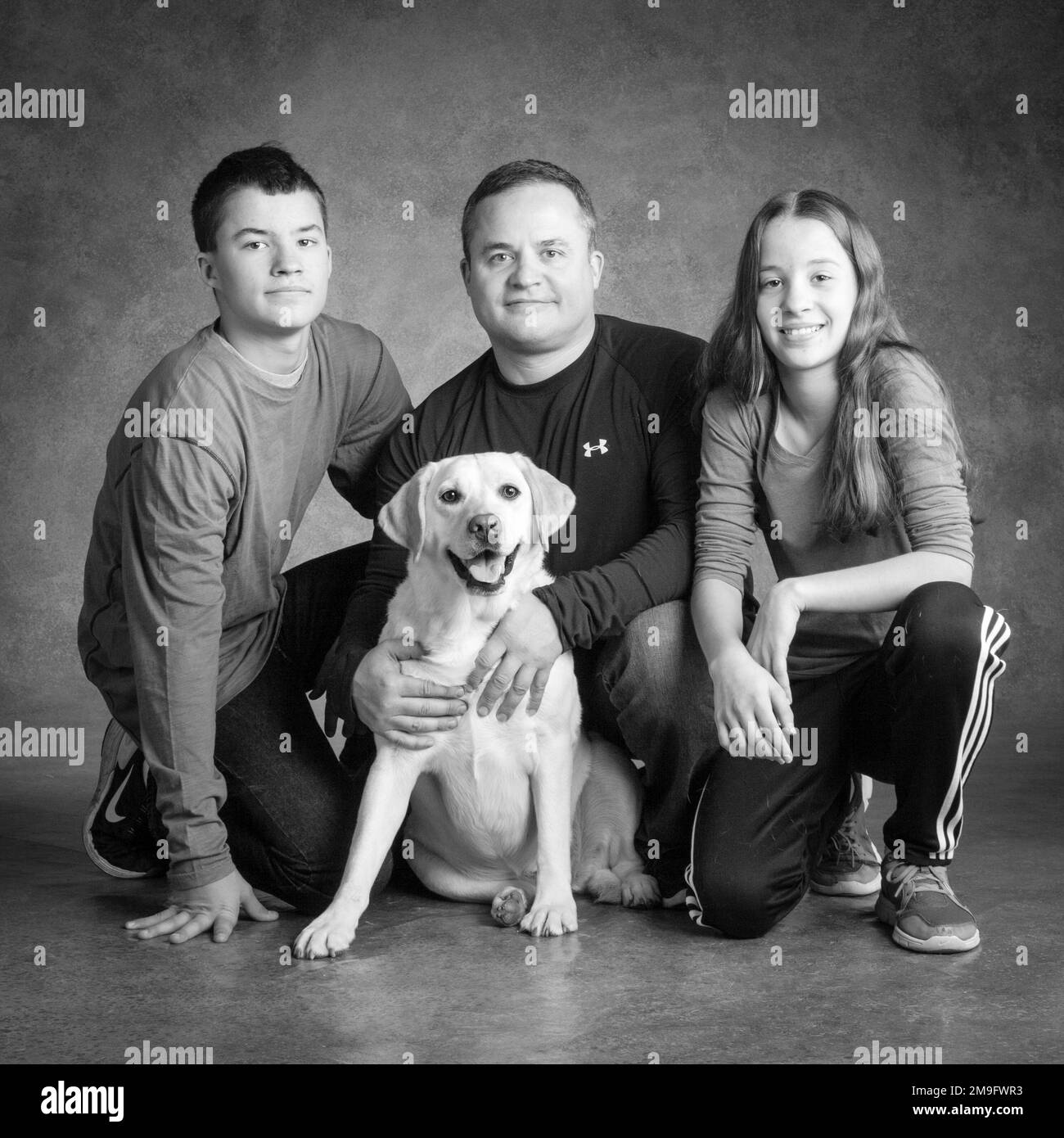 Portrait de Labrador avec les propriétaires Banque D'Images