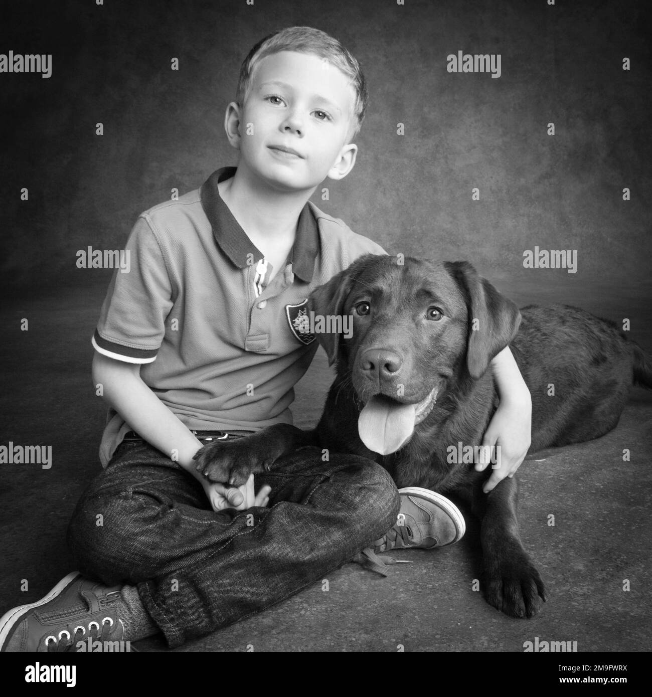 Portrait of boy with chocolate Labrador Banque D'Images