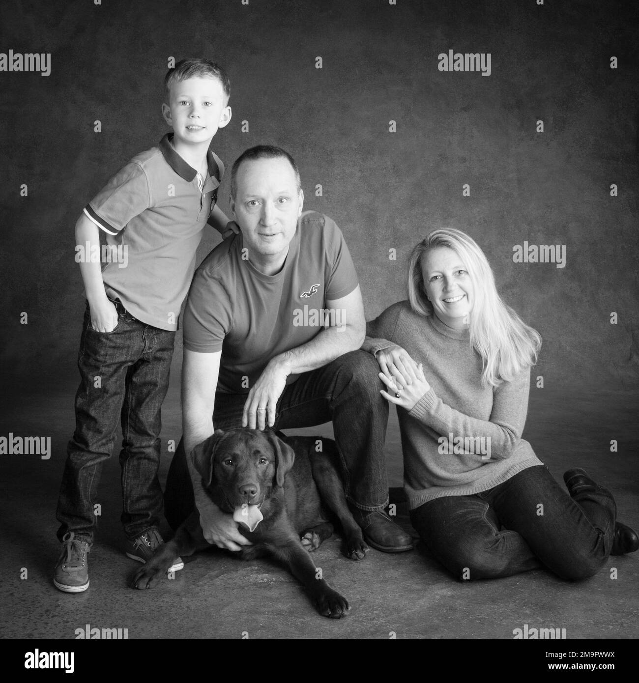 Portrait de famille avec Chocolate Labrador Banque D'Images