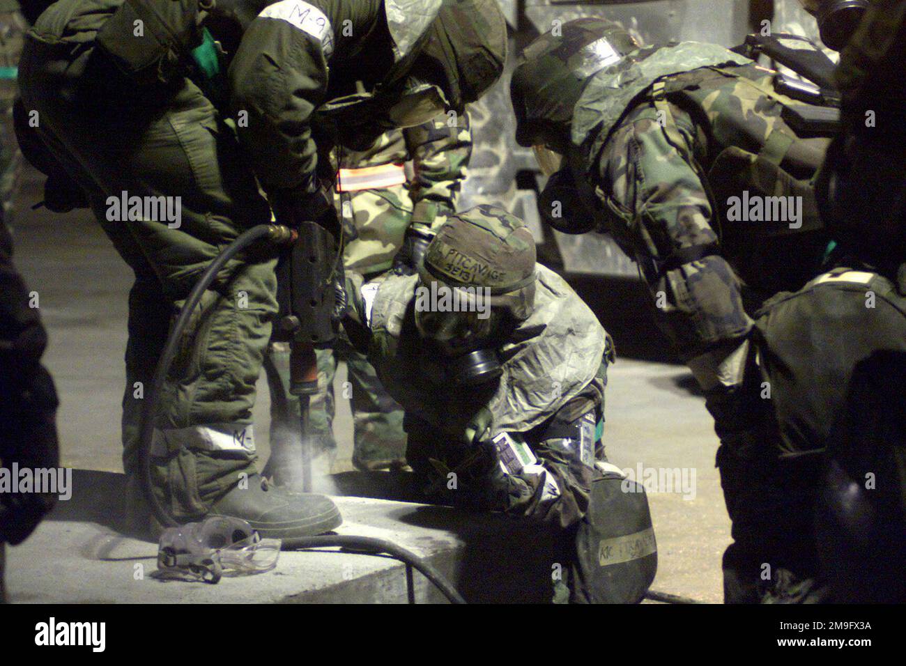 LES aviateurs DE la US Air Force de la 1st Fighter Wing, Langley AFB, Virginia, civil Engineers Squadron portent un équipement de niveau 4 (MOPP-4) de la posture de protection orientée vers la mission, car ils utilisent un marteau à inertie pour réparer les dommages de piste simulés au cours d'une inspection de préparation opérationnelle (ORI). Base: Langley Air Force base État: Virginia (va) pays: Etats-Unis d'Amérique (USA) Banque D'Images