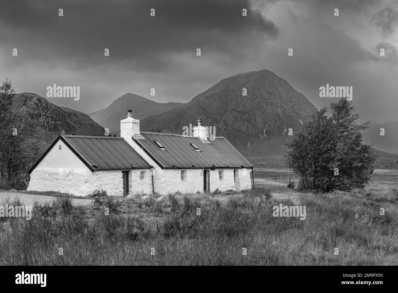 Black Rock Cottage avec l'imposant Buachaville Etive Mòr dans le sol arrière. Glencoe Écosse. Highlands écossais Banque D'Images