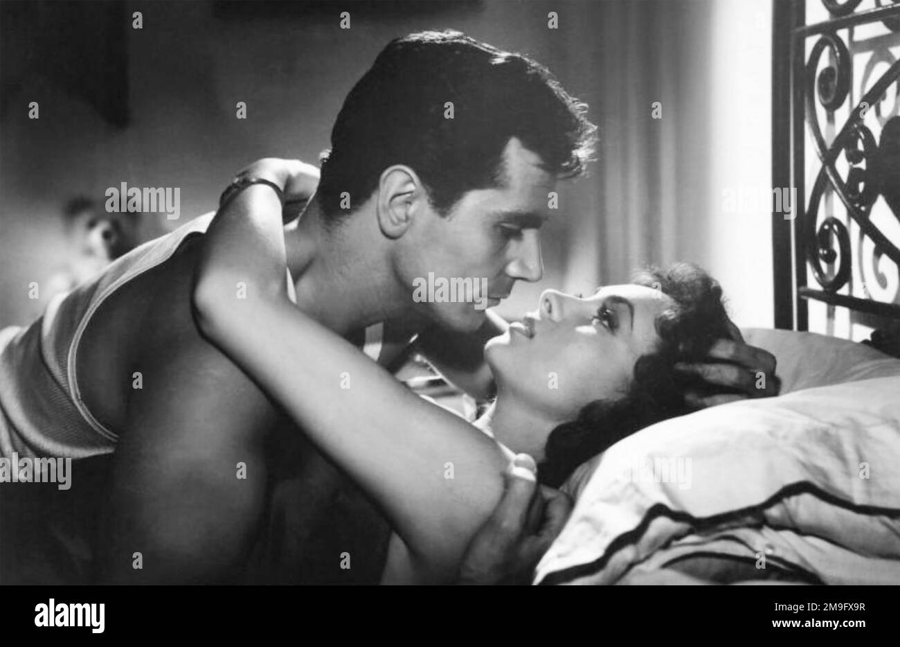 LA PROVINCIALE 1953 Warner Bros film alias la femme de passage avec Gina Lollobrigida et Franco Interlenghi Banque D'Images