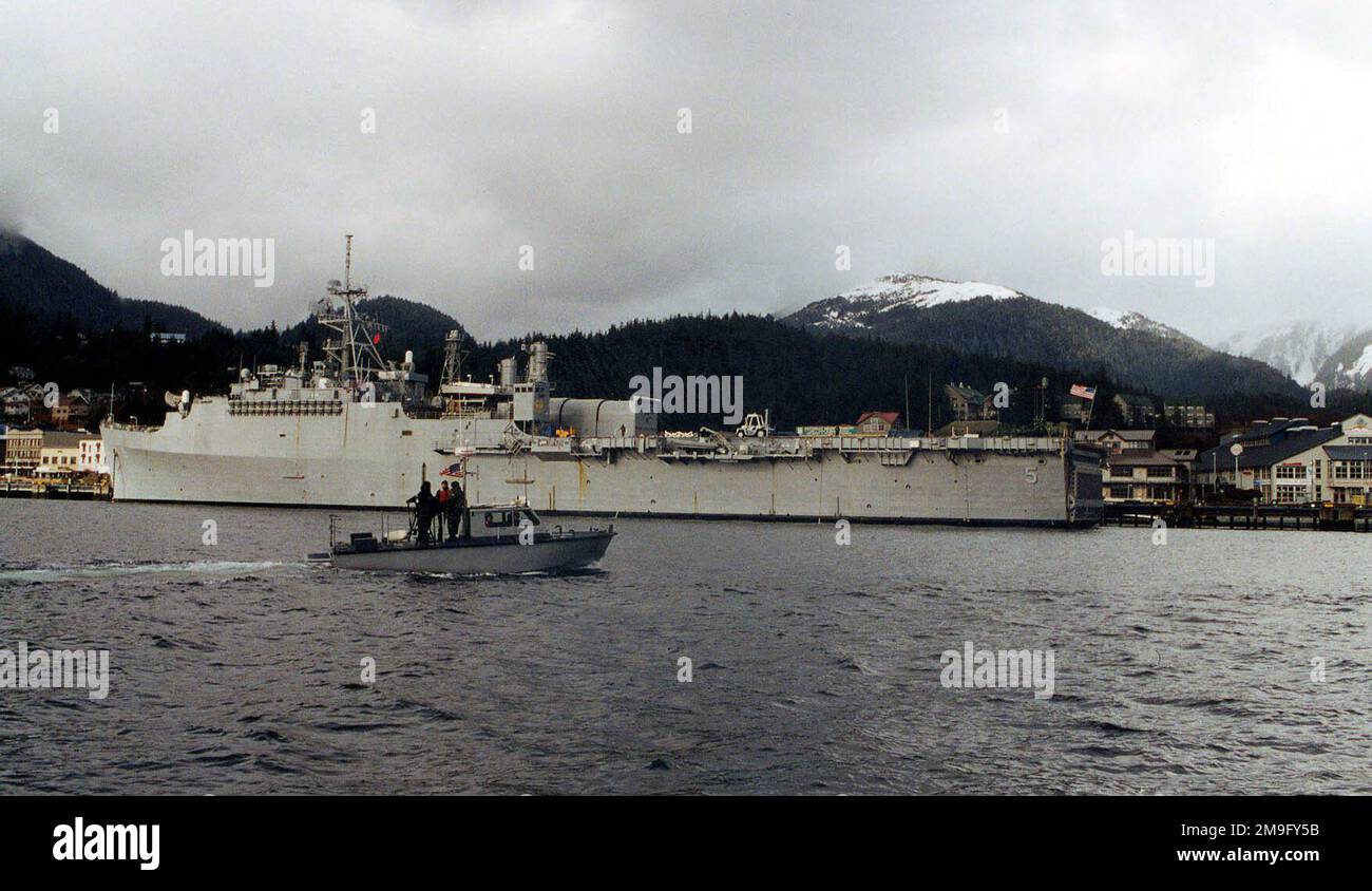 Tandis que l'USS OGDEN est ancré dans la pittoresque Ketchikan, l'unité nautique côtière (IBU)-12, Washington, patrouille les eaux environnantes pour assurer la protection pendant l'exercice NORTHERN EDGE 01. Un exercice de temps extrême, NORTHERN EDGE est le premier exercice d'entraînement conjoint de l'Alaska impliquant des unités militaires de toute l'Amérique du Nord pendant une période de deux semaines. Objet opération/série: NORTHERN EDGE 01 base: Ketchikan État: Alaska (AK) pays: États-Unis d'Amérique (USA) Banque D'Images