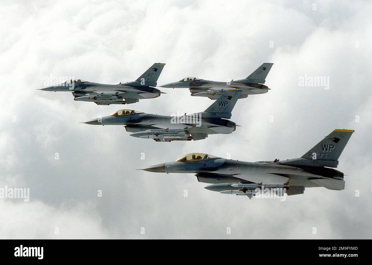 Vue aérienne d'une formation de quatre navires en cale d'avion F-16C Falcon de l'US Air Force depuis l'aile 8th « Wolf Pack », Kunsan AB, République de Corée. Base: Kunsan Air base pays: République de Corée (KOR) Banque D'Images
