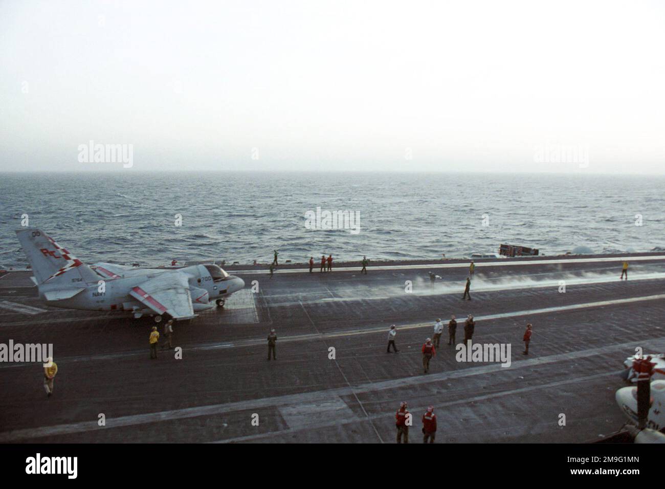 Un avion Viking S-3 de l'escadron antisous-marin Twenty-Two (VS-22) se prépare à lancer un catapulte à la taille sur le pont de vol de l'USS HARRY S. TRUMAN (CVN 75). Truman est à la station dans le golfe Persique pour appuyer l'opération SOUTHERN WATCH. Objet opération/série : BASE DE VEILLE DU SUD : USS Harry S. Truman (CVN 75) Banque D'Images