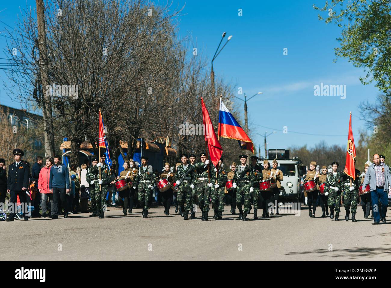 VICHUGA, RUSSIE - 9 MAI 2018 : jeunes hommes en uniforme au défilé de la victoire de la Seconde Guerre mondiale avec drapeaux Banque D'Images