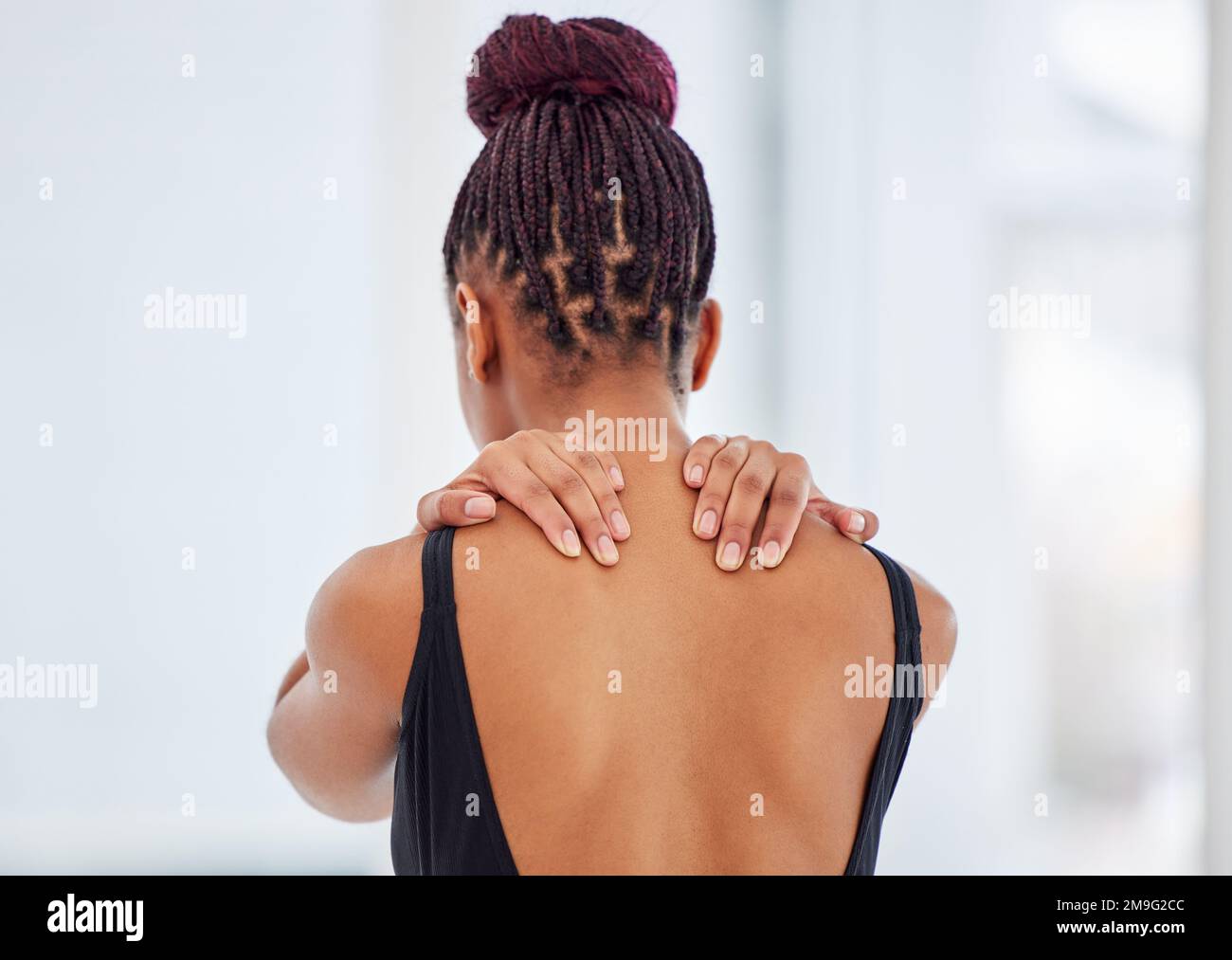 Un bon massage aidera le processus de guérison. une jeune ballerine souffrant de douleurs à l'épaule. Banque D'Images