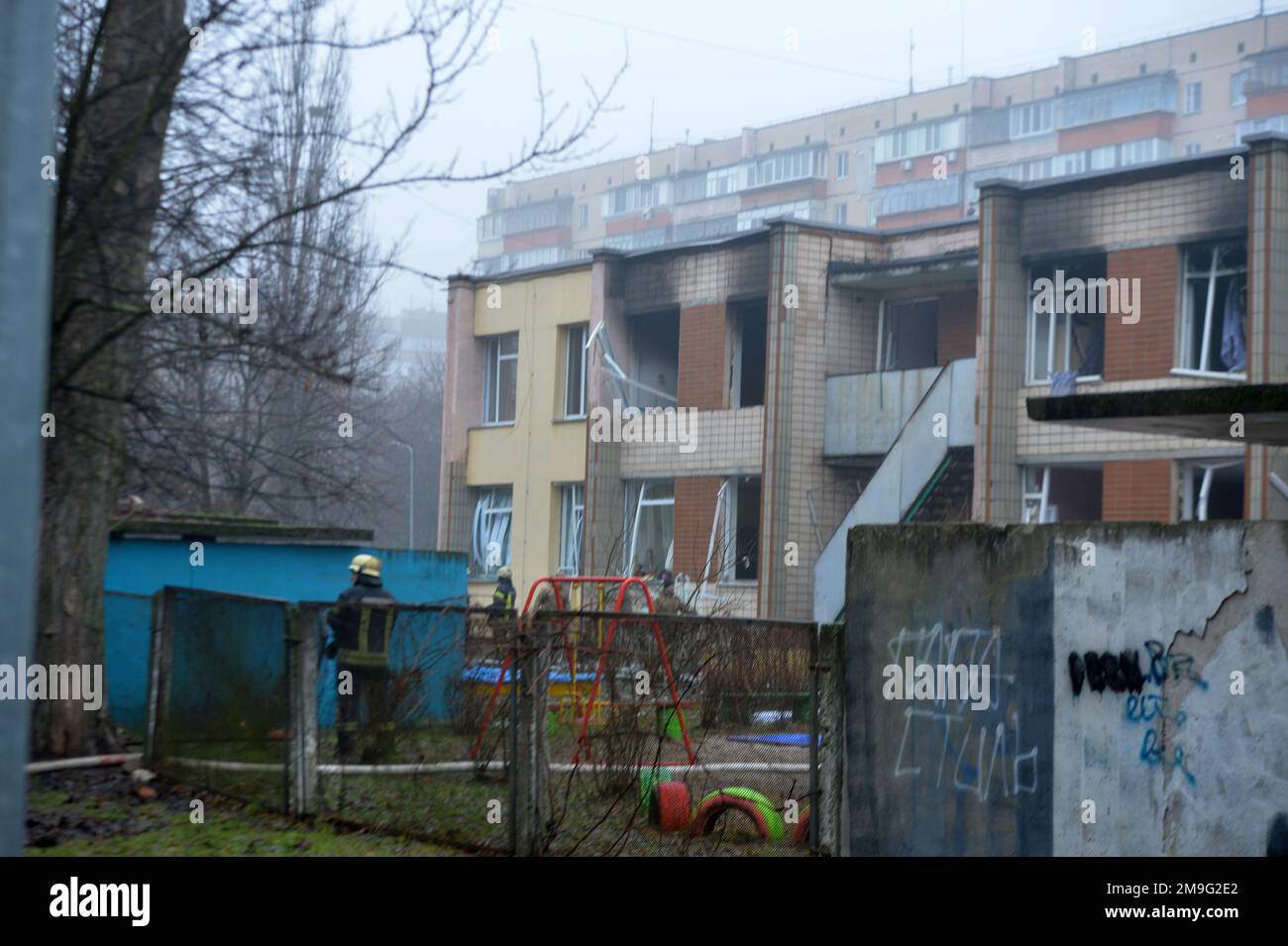 Brovary, Ukraine, 18 janvier 2023. - Un effort de réaction à l'accident mortel de l'hélicoptère qui a eu lieu près d'un jardin d'enfants et d'un bâtiment résidentiel à environ 8 h 20 heure locale est en cours à Brovary, dans la région de Kiev, dans le nord de l'Ukraine. Comme on l'a signalé, 16 personnes, dont trois enfants, sont mortes et 30 personnes ont été admises à l'hôpital. Les neuf personnes à bord - six membres du groupe opérationnel du ministère des Affaires intérieures, y compris le ministre Denys Monastyrskyy, et trois membres d'équipage du service d'urgence de l'État - sont parmi les morts.Credit:Ukrinform/Alamy Live News Banque D'Images