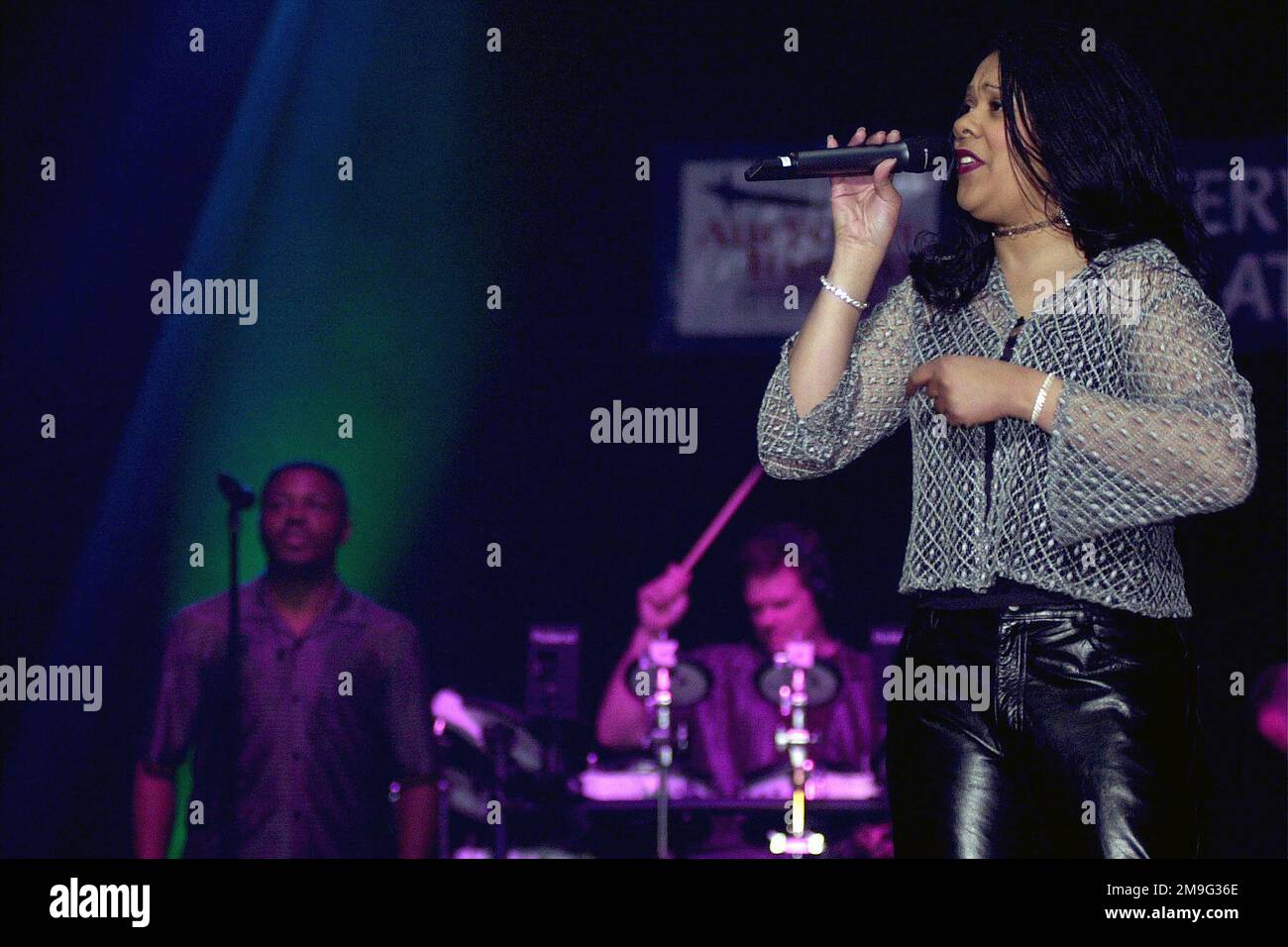 010430-F-4884R-008. [Complete] Scene Caption: LE SERGENT TAMMY Boone, USAF, chanteur de l'ensemble « Reserve Generation » de la bande de réserve de l'USAF, divertit les enfants du collège de l'est de l'Ohio, lors d'un concert au W.D Packard Hall à Warren, Ohio. Composée de musiciens actifs, la bande de réserve de la Force aérienne qui utilise son « paquet de trike » cible les Youngstown, Warren, Akron, Canton et Cleveland, Ohio, Zones avec un éclair de jazz, de laiton, de Dixie, de vent de bois, et d'ensembles anti-drogue. L'initiative 'Trike Package', créée pour utiliser plus efficacement le groupe pour le RE Banque D'Images