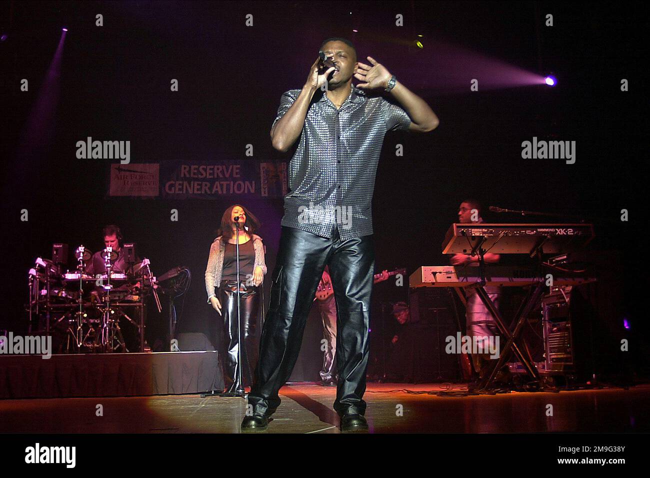 010430-F-4884R-003. [Complete] Scene Caption: MAÎTRE Sergent Tim Fountain, USAF, chanteur principal de l'ensemble de la « Reserve Generation » de la bande de réserve de l'USAF, divertit les enfants du collège de l'est de l'Ohio, lors d'un concert au W.D Packard Hall à Warren, Ohio. Composée de musiciens actifs, la bande de réserve de l'Armée de l'Air qui utilise son « paquet de trike » cible les régions de Youngstown, Warren, Akron, Canton et Cleveland, Ohio, avec un éclair complet de jazz, de laiton, de Dixie, de bois et d'ensembles anti-drogue. L'initiative 'Trike Package', créée pour utiliser plus efficacement le groupe f Banque D'Images