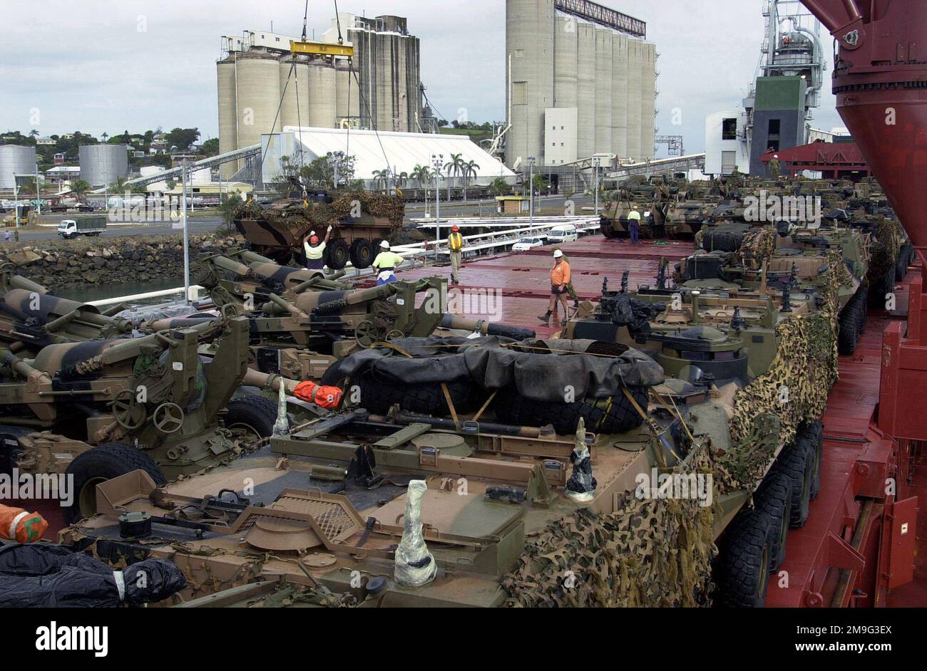 010501-F-2022C-003. [Complete] Scene Caption: Les chargeurs de quai du port de Gladstone déchargent 155mm pièces d'artillerie australiennes du SCANSCOT Shipping Services Deutschland, un cargo allemand, 'Scan Atlantic'. Le navire transporte plusieurs pièces d'artillerie, des véhicules blindés légers (VBL) et M113 blindés de transport du personnel en appui à LA POUSSÉE EN TANDEM. L'exercice DE POUSSÉE EN TANDEM est un exercice d'entraînement militaire combiné des États-Unis et de l'Australie. Cet exercice semestriel se déroule dans les environs de la zone d'entraînement de Shoalwater Bay, Queensland, Australie. Plus de 27 000 soldats, marins, aviateurs et M. Banque D'Images