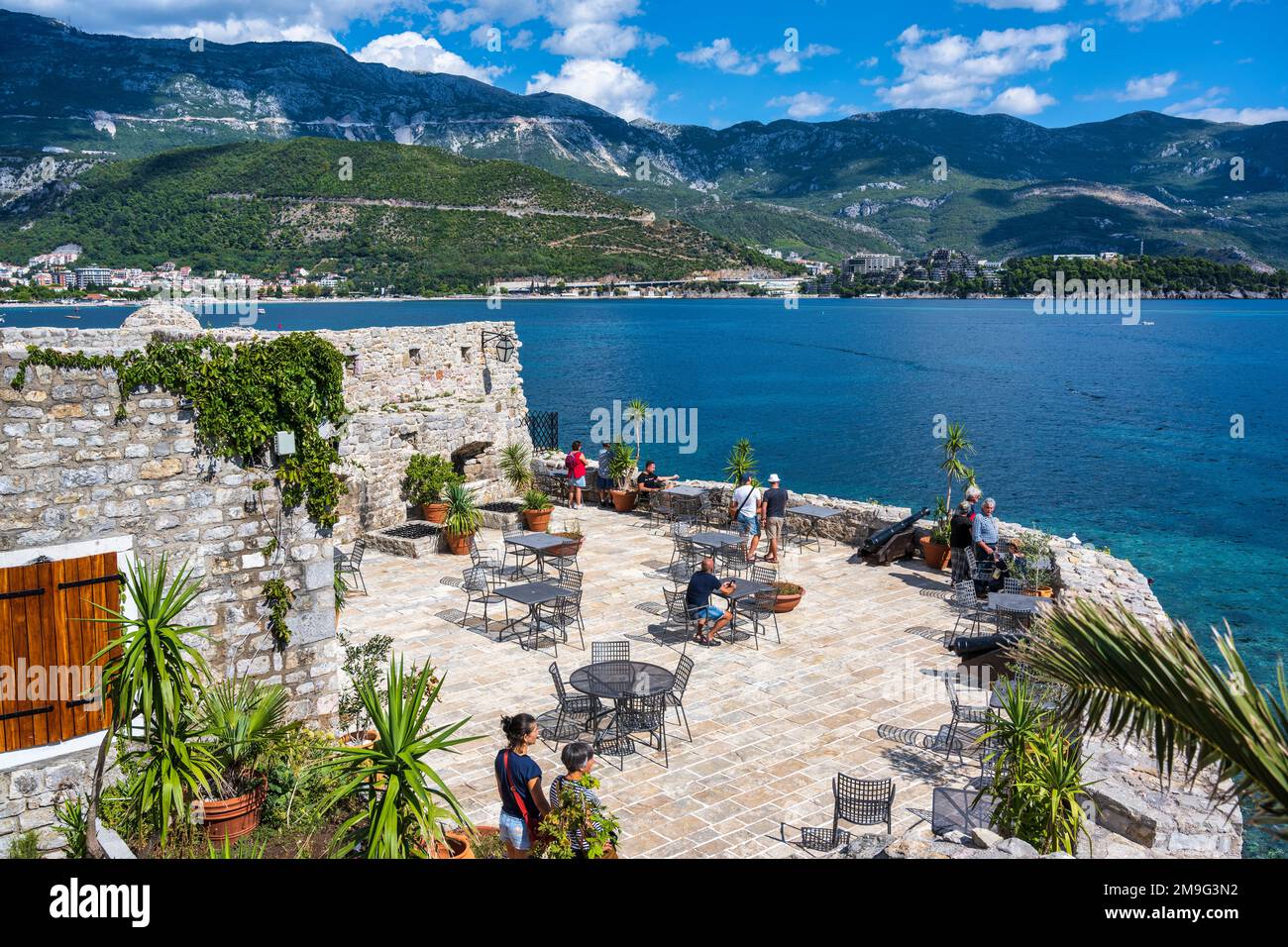 Café en plein air dans la Citadelle de Budva avec une vue imprenable sur l'Adriatique depuis la vieille ville de Budva sur la côte Adriatique du Monténégro Banque D'Images