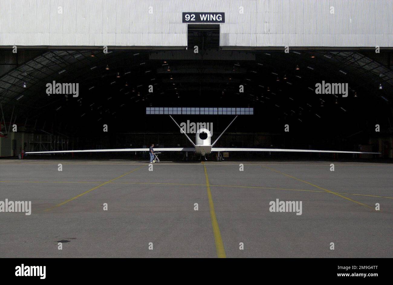 010513-F-1644L-014. [Complete] Scene Caption: Les entrepreneurs de Northrop Grumman remorquent le Global Hawk à son hangar après avoir travaillé sur ses capteurs à la base de la RAAF d'Édimbourg, Adélaïde, Australie, lors de l'exercice TANDEM BUTHING 01. Capable de couvrir plus de 40 000 miles carrés, le véhicule aérien sans pilote motorisé à jet (UAV) RQ-4A Global Hawk a une portée d'aile de 116 pieds, égale à un Boeing 737, capable de voler jusqu'à 65 000 pieds et loiter pendant plus de 24 heures. Le Global Hawk s'est déployé en Australie d'avril à juin 2001, avec plus d'une douzaine de missions. Ce Global Hawk a terminé son plus grand chall Banque D'Images