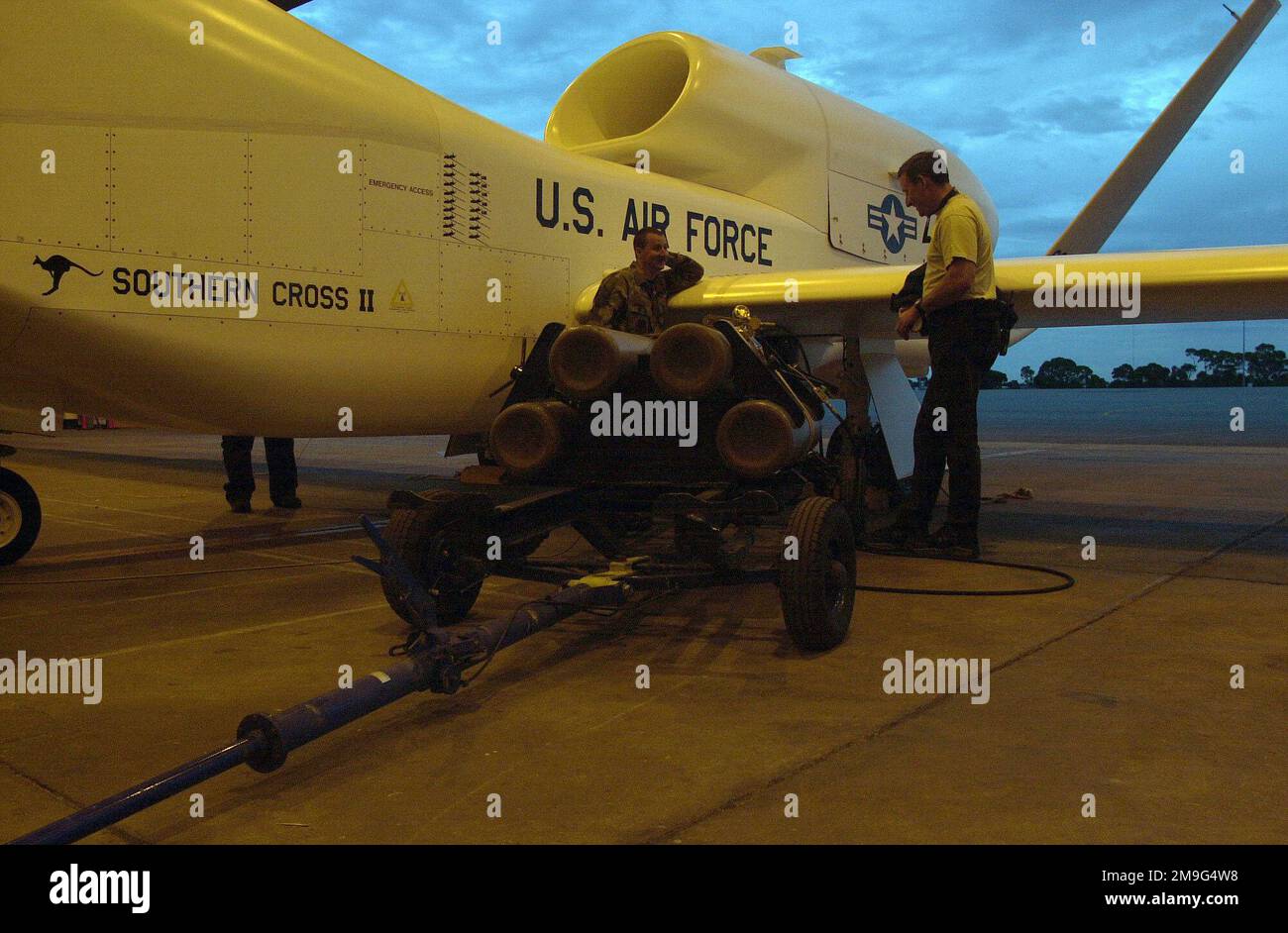 010513-F-1644L-020. [Complete] Scene Caption: Les membres de l'entretien de l'avion à véhicule aérien sans pilote Global Hawk (UAV) RQ-4A purgent l'humidité de l'intérieur de l'avion avec de l'azote pendant 20 minutes à 90 livres par pouce carré à la base RAAF d'Édimbourg, Adélaïde, Australie. Capable de couvrir plus de 40 000 miles carrés, le véhicule aérien sans pilote motorisé à jet (UAV) RQ-4A Global Hawk a une portée d'aile de 116 pieds, égale à un Boeing 737, capable de voler jusqu'à 65 000 pieds et loiter pendant plus de 24 heures. Le Global Hawk s'est déployé en Australie d'avril à juin 2001, volant de plus d'une douzaine de missio Banque D'Images