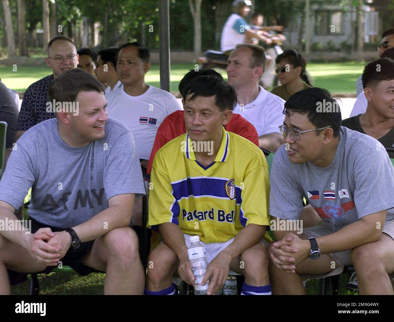 Un soldat des États-Unis, de la Thaïlande et de Singapour s'assoit après le match de football et compair pense aux événements qui ont eu lieu le jour des sports pendant l'exercice COBRA GOLD 2001.Cobra Gold est un exercice multilatéral qui comprend plus de 10 000 participants, 45 avions et 9 navires de l'armée des États-Unis, Les Forces armées royales thaïlandaises et les Forces armées singapouriennes. COBRA GOLD est le plus grand exercice militaire multilatéral tenu en Asie du Sud-est et vise à améliorer la capacité des forces armées à travailler ensemble pendant les opérations d'application de la paix et à mener des programmes d'aide humanitaire Banque D'Images