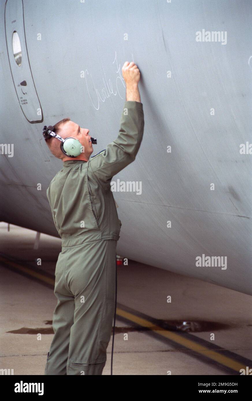 LE sergent d'ÉTAT-MAJOR de LA Force aérienne AMÉRICAINE Al Davis, 57th escadron de transport aérien, 97th Escadre de la mobilité aérienne, base aérienne d'Altus (Oklahoma), écrit un message sur le côté de l'avion C-141 Starlift, avant son décollage pour la base aérienne du Centre de régénération de l'entretien aérospatial Davis-Monthan, en Arizona. L'AS 57th se désactive car le nouveau C-17 remplace le parc C-141 vieillissant. Base: Davis-Monthan Air Force base État: Arizona (AZ) pays: Etats-Unis d'Amérique (USA) Banque D'Images