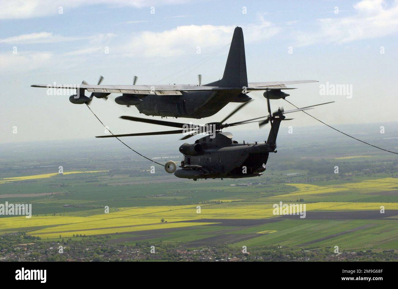 Un MC-130P de l'escadron des opérations spéciales 67th et un MH-53J de l'escadron des opérations spéciales 21st font la démonstration d'un ravitaillement aérien au-dessus de la RAF Mildenhall pendant une pratique pour la fête aérienne annuelle de la base en 2001. Organisé par l'escadre de ravitaillement aérien de 100th, Air Fete est le plus grand salon aérien organisé par des militaires en Europe, avec un public prévu de plus de 300 000 personnes. Le thème de cette année est 'Silver Wings', car le spectacle fêtera son anniversaire de 25th cette année. Pays: Royaume Uni (UK) Banque D'Images