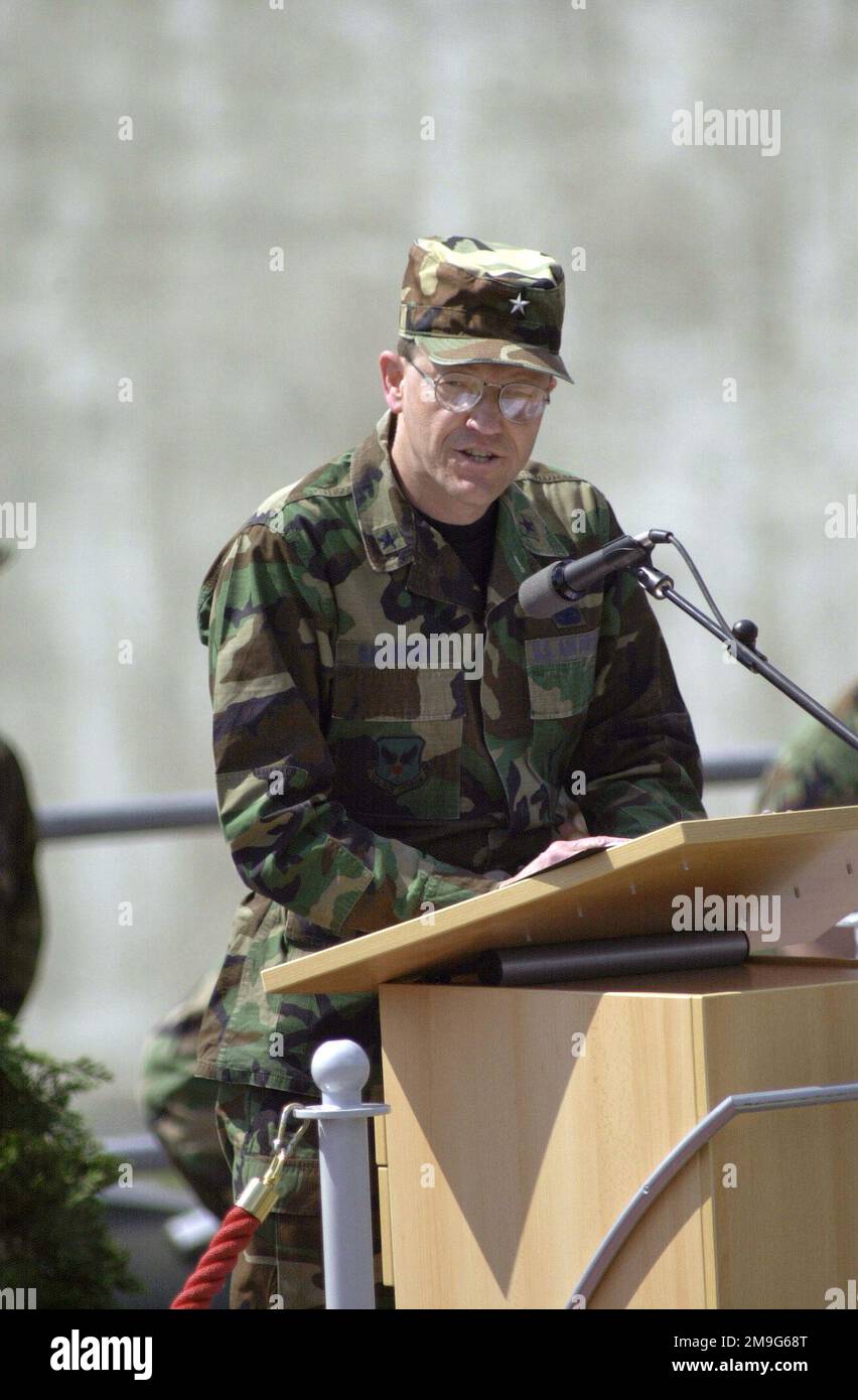 LE Brigadier-général DE LA Force aérienne AMÉRICAINE Gary L. Salisbury, directeur, systèmes de commandement, de contrôle et de communication, Commandement européen des États-Unis, s'adresse aux participants de COMBINED ENDEAVOUR 2001, au cours des cérémonies de clôture. Cela marque la fin de l'effort combiné à Lager Auenbach, en Allemagne. Parrainé par le Commandement européen des États-Unis et accueilli par l'Allemagne, cet exercice a lieu chaque année pour tester et documenter l'interopérabilité de dizaines de pays et de l'OTAN. Il s'agit du plus grand exercice de systèmes de communication et d'information au monde, 37 pays y ont participé cette année. Opération/série du sujet : ENDEA COMBINÉ Banque D'Images