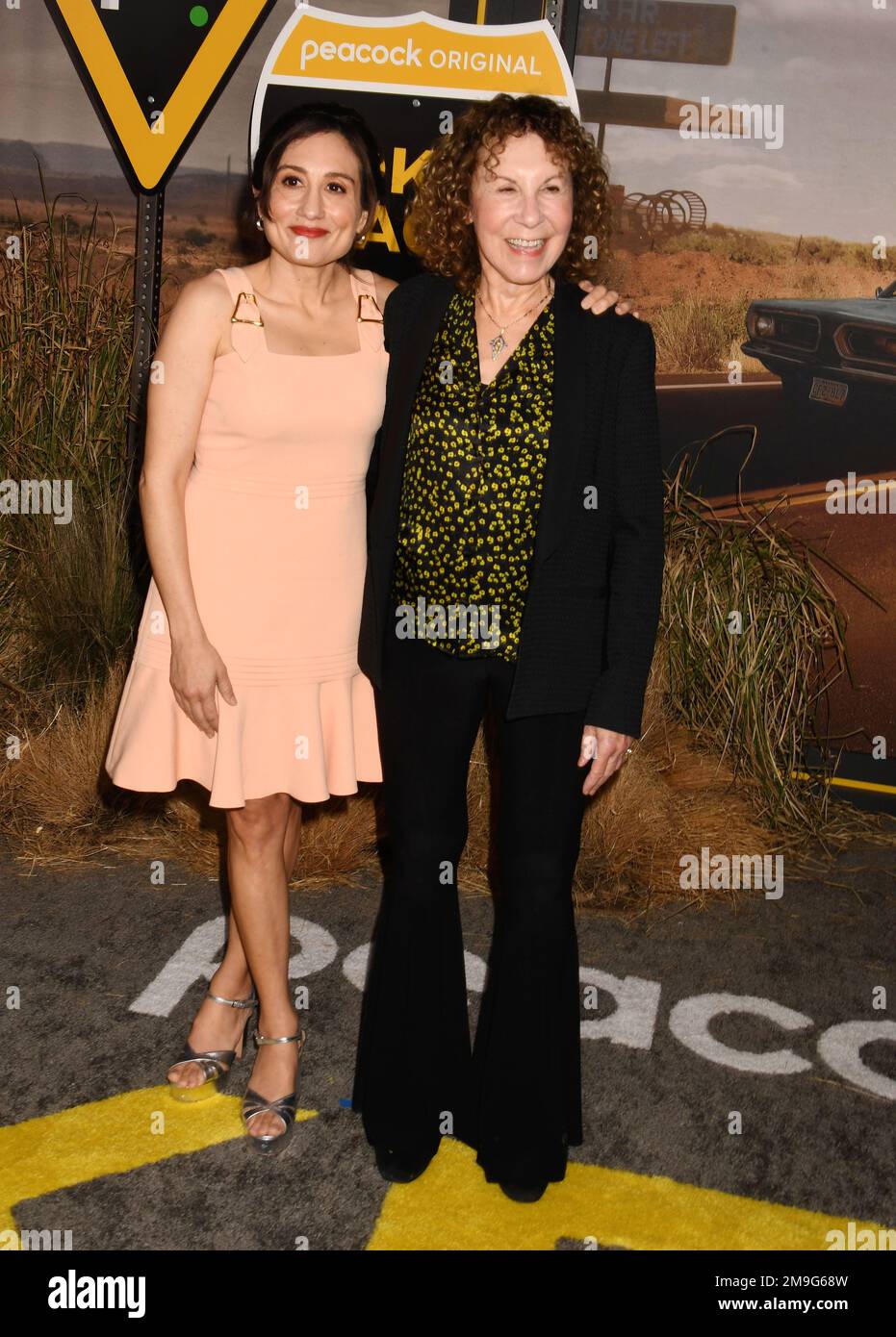 LOS ANGELES, CALIFORNIE - JANVIER 17 : (G-D) Lucy DeVito et Rhea Perlman assistent à la première de Los Angeles pour la série originale de Peacock 'Poker face' Banque D'Images