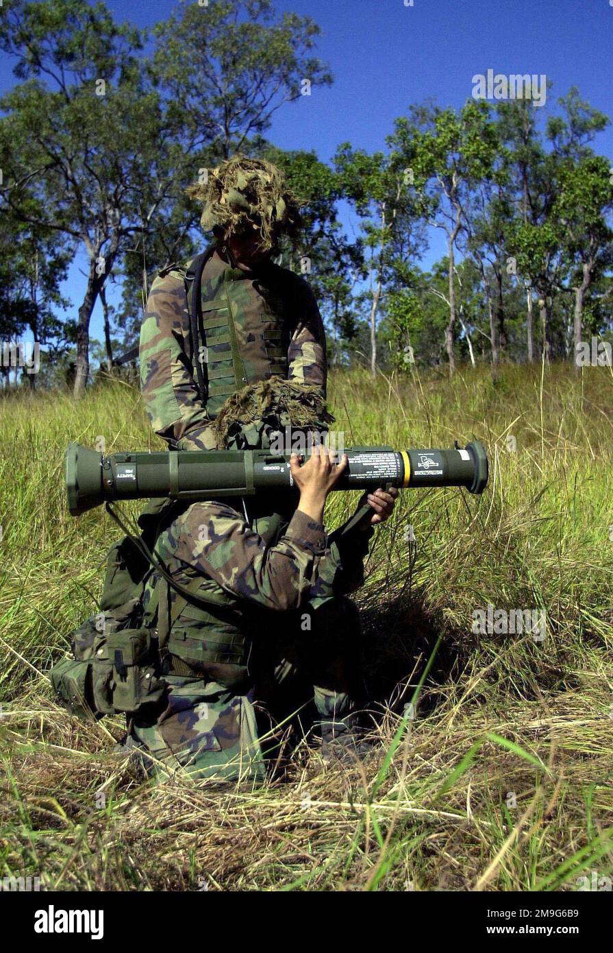 Les Marines de la Compagnie de l'Inde, 3rd Bataillon, 3rd peloton d'armes de Marines, Kaneohe Bay, Hawaii se préparent à tirer leur arme anti-armure M136 AT4 montée sur l'épaule pendant l'effort DE POUSSÉE EN TANDEM. India Company mène un exercice de tir en direct sur une aire de tir, consistant à tirer DES lanceurs AT-4, des armes anti-armure montées sur l'épaule et des lanceurs M-2O3 Grenade dans la zone d'entraînement de Shoalwater Bay. TANDEM POUSSÉE est un exercice d'entraînement militaire biennal combiné des États-Unis et de l'Australie, qui a lieu dans les environs de la zone d'entraînement de Shoalwater Bay, dans le Queensland, en Australie. Plus de 27 000 soldats, marins, ai Banque D'Images