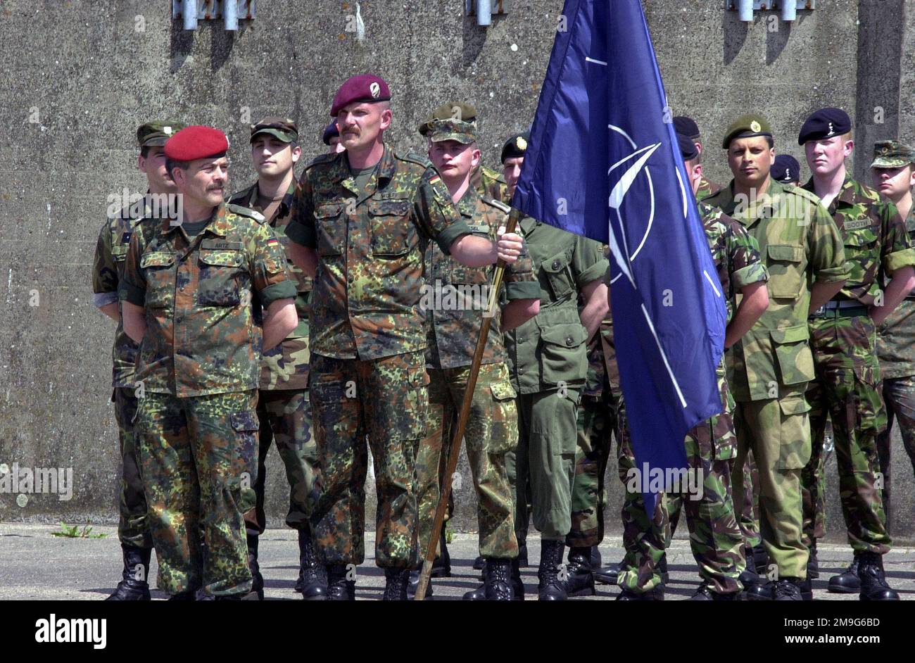 Les membres de l'OTAN se réunissent derrière le drapeau de l'OTAN lors de la cérémonie de clôture de COMBINED ENDEAVOUR 2001marking la fin de Combined Endeavour à Lager Aulenbach, en Allemagne. Parrainé par le Commandement européen des États-Unis et accueilli par l'Allemagne, cet exercice a lieu chaque année pour tester et documenter l'interopérabilité de dizaines de pays et de l'OTAN. Le plus grand exercice de systèmes de communication et d'information au monde, 37 pays y ont participé cette année. Objet opération/série: COMBINED ENDEAVOUR 2001 base: Lager Aulenbach État: Rheinland-Pfalz pays: Allemagne / Allemagne (DEU) Banque D'Images