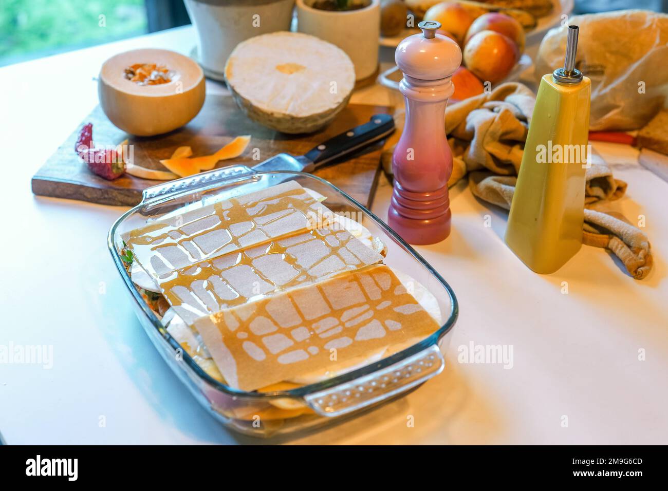Cuisine de lasagnes d'hiver avec des légumes d'hiver frais dans la cuisine maison sur le dessus de cuisine en marbre Banque D'Images
