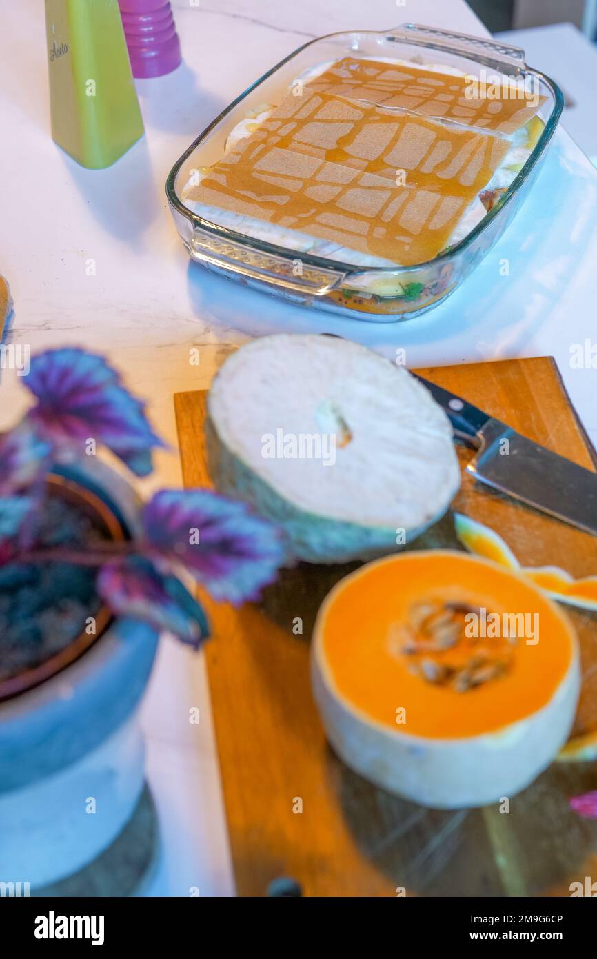 Cuisine de lasagnes d'hiver avec des légumes d'hiver frais dans la cuisine maison sur le dessus de cuisine en marbre Banque D'Images