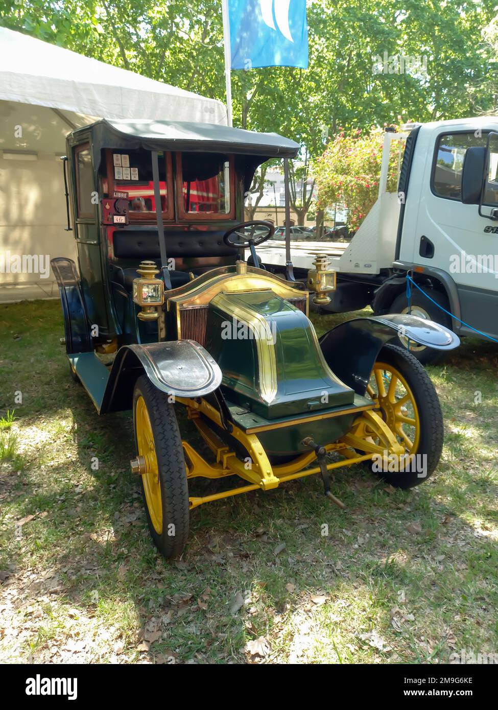 Vieux antique 1910s Renault Type AG taxi de la Marne dans un parc. Nature, herbe, arbres. Autoclasica 2022 Classic car show. Banque D'Images