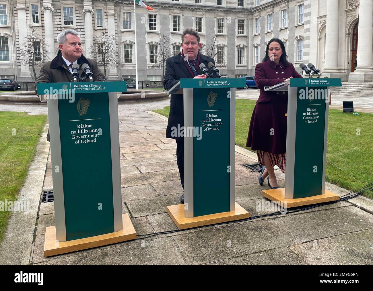 (De gauche à droite) le ministre d'État Kieran O'Donnell, le ministre du logement Darragh O'Brien et la ministre du Tourisme et des Arts Catherine Martin parlent aux médias à l'extérieur des bâtiments gouvernementaux de Dublin d'un nouveau plan pour couvrir les coûts des appartements défectueux construits pendant le Tigre celtique. Le gouvernement a annoncé un programme de plusieurs millions d'euros pour réparer les appartements de l'ère TIGER celtique, après qu'il a été révélé que des milliers de personnes à travers le pays n'ont pas été construites selon les normes. Le Cabinet a accepté de rédiger une législation pour soutenir la restauration des appartements et des duplex avec la sécurité incendie, structura Banque D'Images