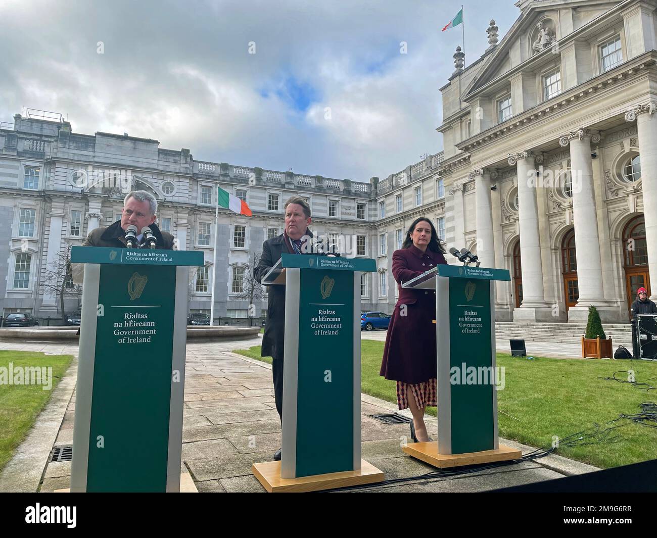 (De gauche à droite) le ministre d'État Kieran O'Donnell, le ministre du logement Darragh O'Brien et la ministre du Tourisme et des Arts Catherine Martin parlent aux médias à l'extérieur des bâtiments gouvernementaux de Dublin d'un nouveau plan pour couvrir les coûts des appartements défectueux construits pendant le Tigre celtique. Le gouvernement a annoncé un programme de plusieurs millions d'euros pour réparer les appartements de l'ère TIGER celtique, après qu'il a été révélé que des milliers de personnes à travers le pays n'ont pas été construites selon les normes. Le Cabinet a accepté de rédiger une législation pour soutenir la restauration des appartements et des duplex avec la sécurité incendie, structura Banque D'Images