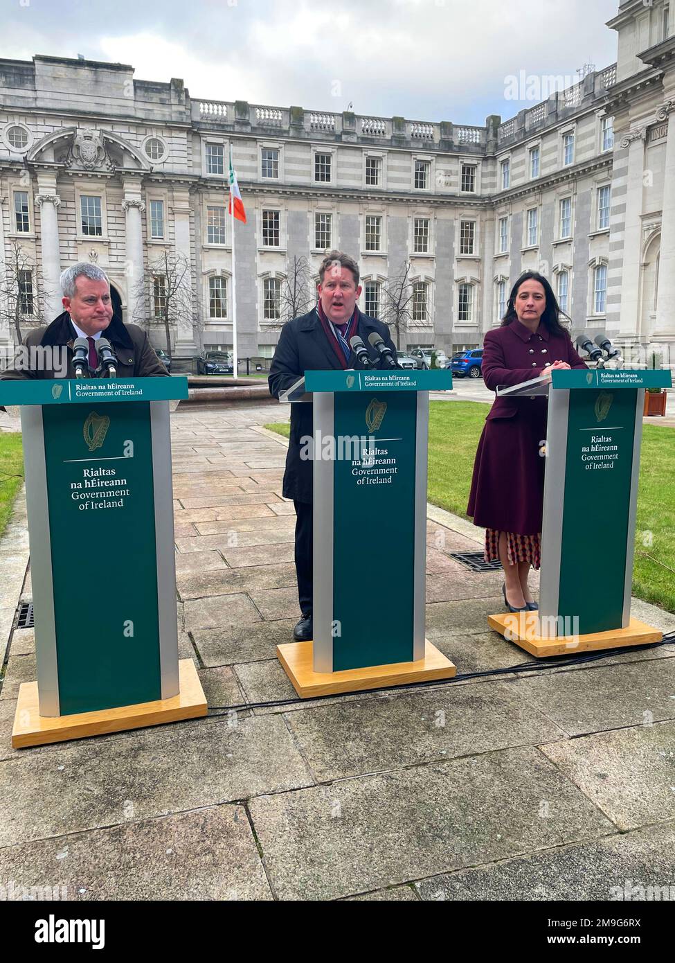 (De gauche à droite) le ministre d'État Kieran O'Donnell, le ministre du logement Darragh O'Brien et la ministre du Tourisme et des Arts Catherine Martin parlent aux médias à l'extérieur des bâtiments gouvernementaux de Dublin d'un nouveau plan pour couvrir les coûts des appartements défectueux construits pendant le Tigre celtique. Le gouvernement a annoncé un programme de plusieurs millions d'euros pour réparer les appartements de l'ère TIGER celtique, après qu'il a été révélé que des milliers de personnes à travers le pays n'ont pas été construites selon les normes. Le Cabinet a accepté de rédiger une législation pour soutenir la restauration des appartements et des duplex avec la sécurité incendie, structura Banque D'Images