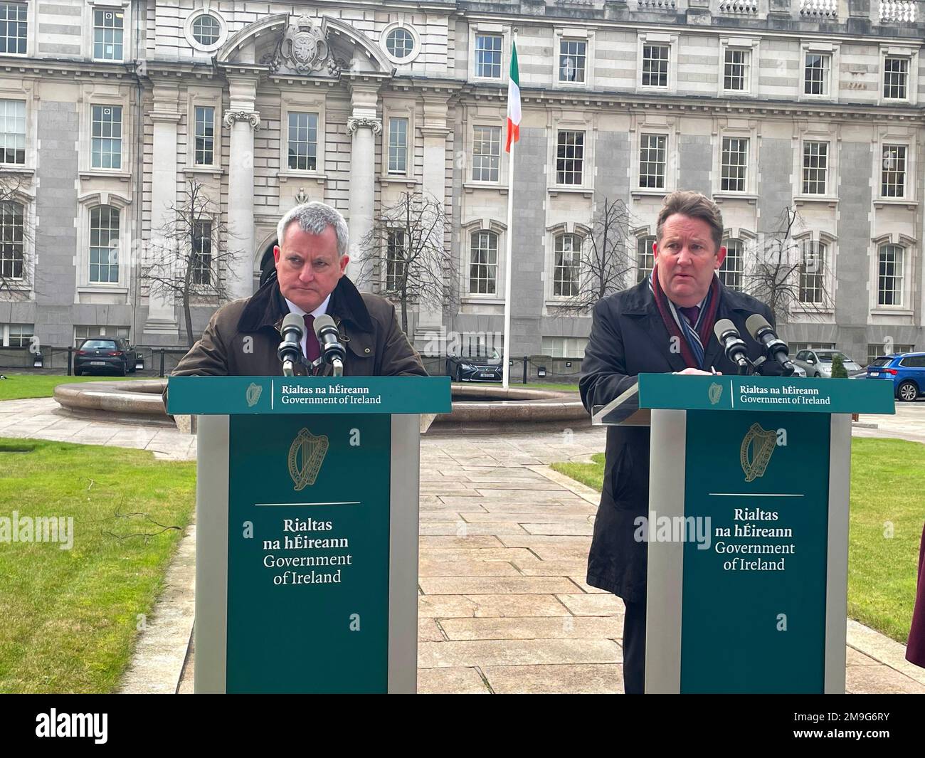 (De gauche à droite) le ministre d'État Kieran O'Donnell et le ministre du logement Darragh O'Brien s'expriment auprès des médias à l'extérieur des bâtiments gouvernementaux de Dublin au sujet d'un nouveau plan pour couvrir les coûts des appartements défectueux construits pendant le Tigre celtique. Le gouvernement a annoncé un programme de plusieurs millions d'euros pour réparer les appartements de l'ère TIGER celtique, après qu'il a été révélé que des milliers de personnes à travers le pays n'ont pas été construites selon les normes. Le Cabinet a accepté de rédiger une législation pour soutenir la restauration des appartements et des duplex avec des défauts de sécurité incendie, de sécurité structurelle et d'infiltration d'eau. Date de la photo: Nous Banque D'Images