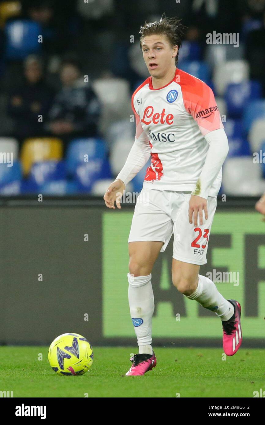 Le joueur italien SSC NapoliÕs Alessio Zerbin contrôle le ballon lors du match de football de la coupe d'Italie entre la SSC Napoli et la Cremonèse au stade Diego Armando Maradona à Naples, dans le sud de l'Italie, sur 17 janvier 2023. Banque D'Images