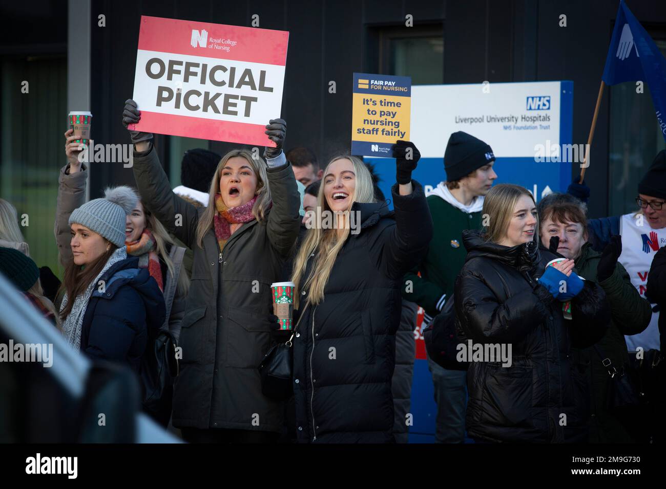 Des infirmières en grève sur une ligne de piquetage devant l'hôpital Royal Liverpool dans le centre-ville de Liverpool. Les infirmières sont membres du Royal College of Nursing, dont les membres sont en grève aujourd'hui en Angleterre, au pays de Galles et en Irlande du Nord, car elles exigent une augmentation de salaire de la part de leurs employeurs du NHS. Environ 250 infirmières ont rejoint l'action sur trois lignes de piquetage à l'extérieur de l'hôpital. Banque D'Images