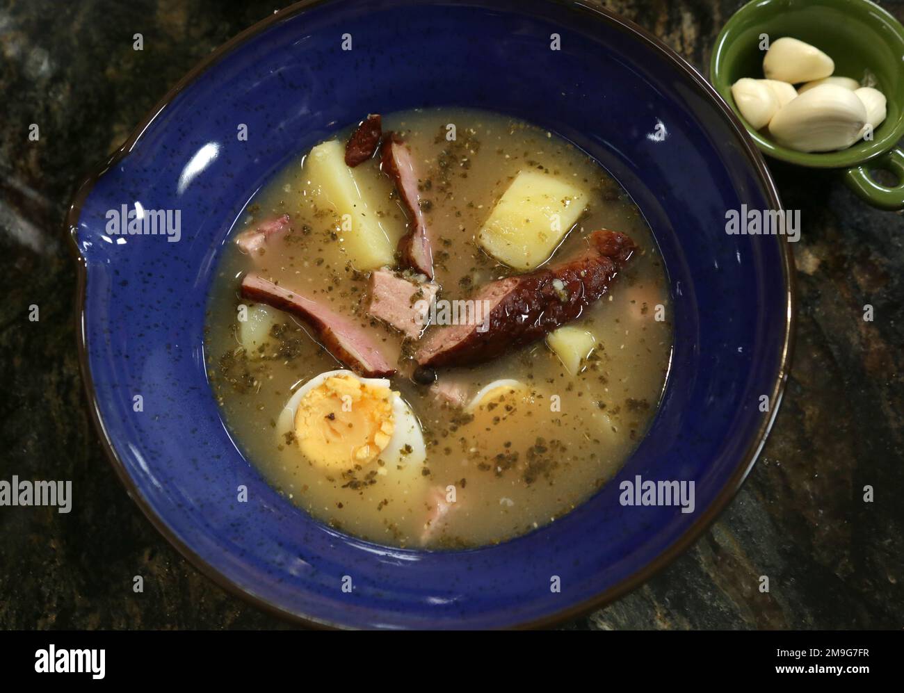 Soupe aigre traditionnelle de zurek à base de farine de seigle servie avec des saucisses et des œufs durs. Banque D'Images