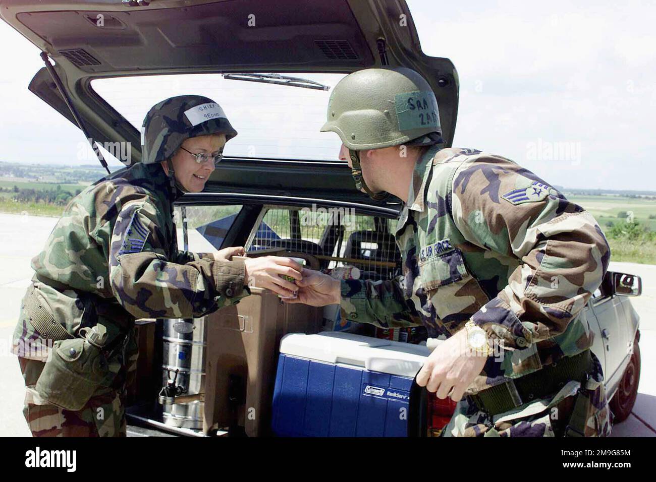 LE SERGENT AUDREY Thompson (à gauche), CHEF du Commandement DE LA Force AÉRIENNE DES ÉTATS-UNIS, donne à MATTHEW Pulley, ancien AVIATEUR de la Force aérienne des États-Unis, au 81st Fighter Squadron, un rafraîchissement au cours d'un exercice local Salty Nation, de phase II, mené à la base aérienne de Spangdahlem, en Allemagne. Base: Spangdahlem Air base État: Rheinland-Pfalz pays: Allemagne / Allemagne (DEU) Banque D'Images