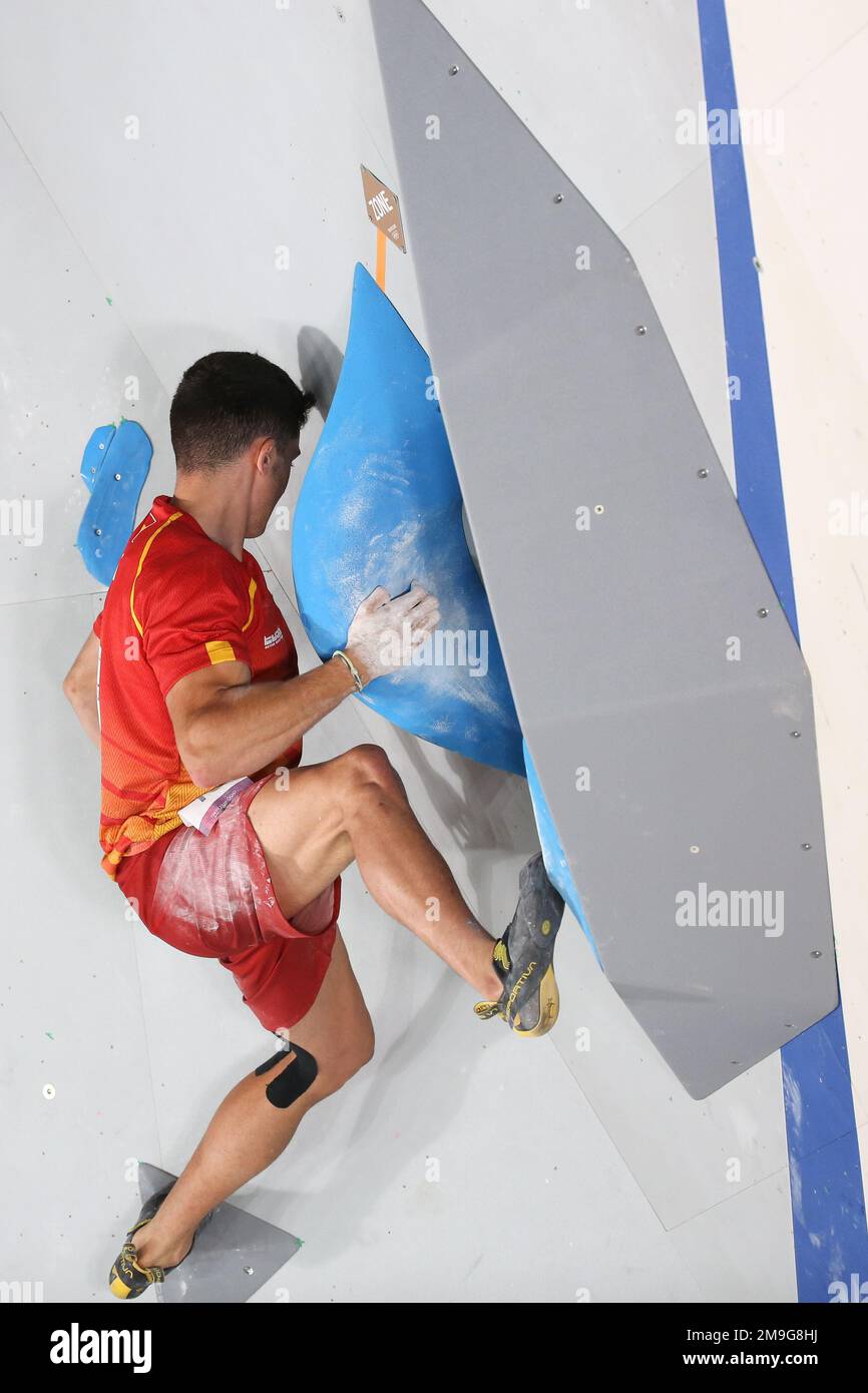 5 AOÛT 2021 - TOKYO, JAPON : Alberto GINES LOPEZ d'Espagne participe à la finale de Bouldering combiné des hommes d'escalade sportive lors du match olympique de Tokyo 2020 Banque D'Images