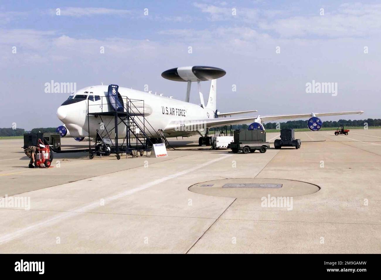 Système d'alerte et de contrôle aéroporté (AWACS) exposé statique à l'appui du Séminaire du Commandant suprême des forces alliées de l'Atlantique (SACLANT) tenu à la Langley Air Force, en Virginie. Le séminaire du SACLANT a réuni 100 délégués de 18 pays, l'objectif étant de réunir les dirigeants de l'OTAN pour discuter des questions d'un point de vue maritime et nord-américain et de donner aux dirigeants une occasion pratique. Base: Langley Air Force base État: Virginia (va) pays: Etats-Unis d'Amérique (USA) scène Major Command montré: ACC Banque D'Images Système d'alerte et de contrôle aéroporté (AWACS) exposé statique à l'appui du Séminaire du Commandant suprême des forces alliées de l'Atlantique (SACLANT) tenu à la Langley Air Force, en Virginie. Le séminaire du SACLANT a réuni 100 délégués de 18 pays, l'objectif étant de réunir les dirigeants de l'OTAN pour discuter des questions d'un point de vue maritime et nord-américain et de donner aux dirigeants une occasion pratique. Base: Langley Air Force base État: Virginia (va) pays: Etats-Unis d'Amérique (USA) scène Major Command montré: ACC Banque D'Images