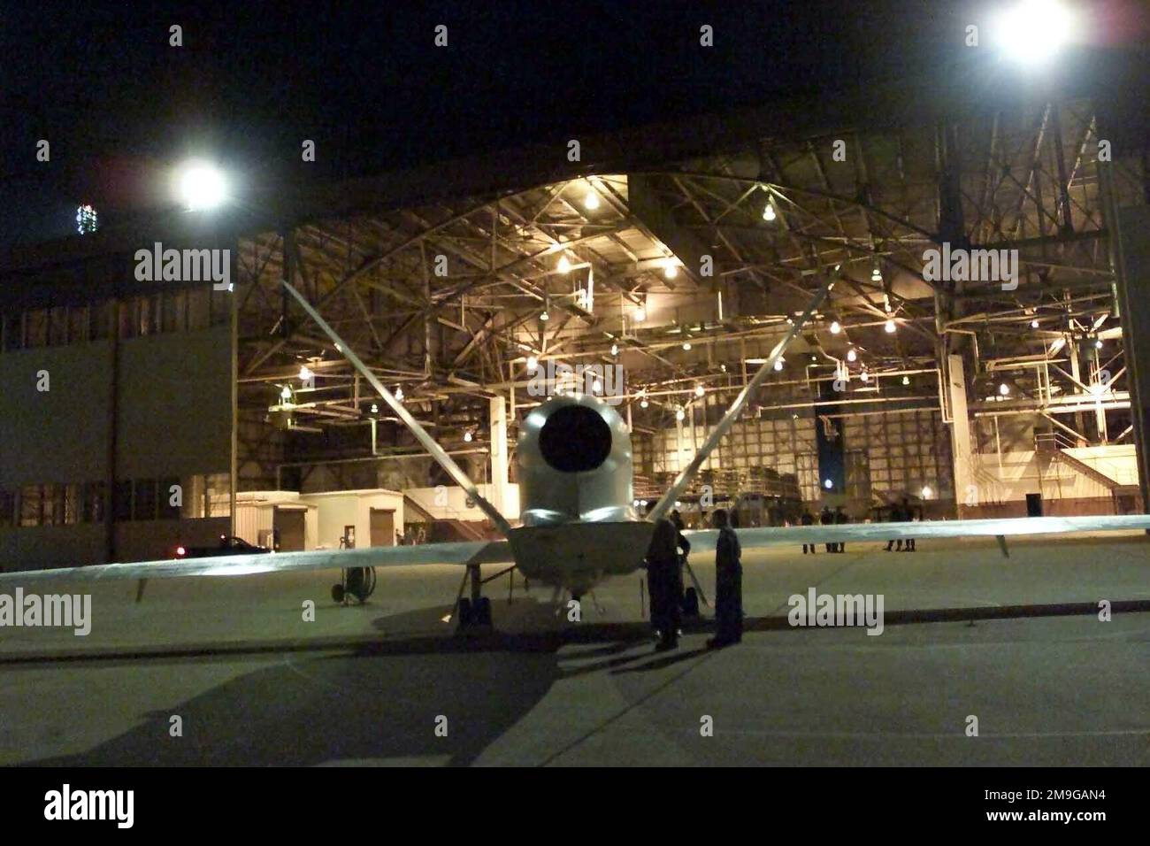 L'avion sans pilote Global Hawk attend de se ravitailler après son arrivée à la base aérienne de Langley. L'avion a volé sans escale de la base aérienne Edwards, en Californie, à Langley, en Virginie, dans le cadre d'un séminaire de l'OTAN organisé par le Commandant suprême des forces alliées, dans l'Atlantique. Base: Langley Air Force base État: Virginia (va) pays: Etats-Unis d'Amérique (USA) scène Major Command montré: ACC Banque D'Images L'avion sans pilote Global Hawk attend de se ravitailler après son arrivée à la base aérienne de Langley. L'avion a volé sans escale de la base aérienne Edwards, en Californie, à Langley, en Virginie, dans le cadre d'un séminaire de l'OTAN organisé par le Commandant suprême des forces alliées, dans l'Atlantique. Base: Langley Air Force base État: Virginia (va) pays: Etats-Unis d'Amérique (USA) scène Major Command montré: ACC Banque D'Images