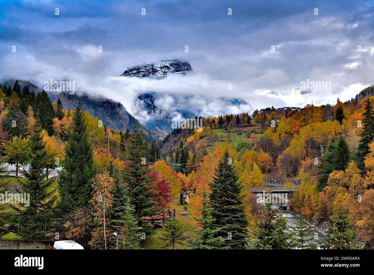 Paysage avec montagnes des Alpes et forêt en automne, pré-Saint-Didier, Vallée d'Aoste, Italie Banque D'Images