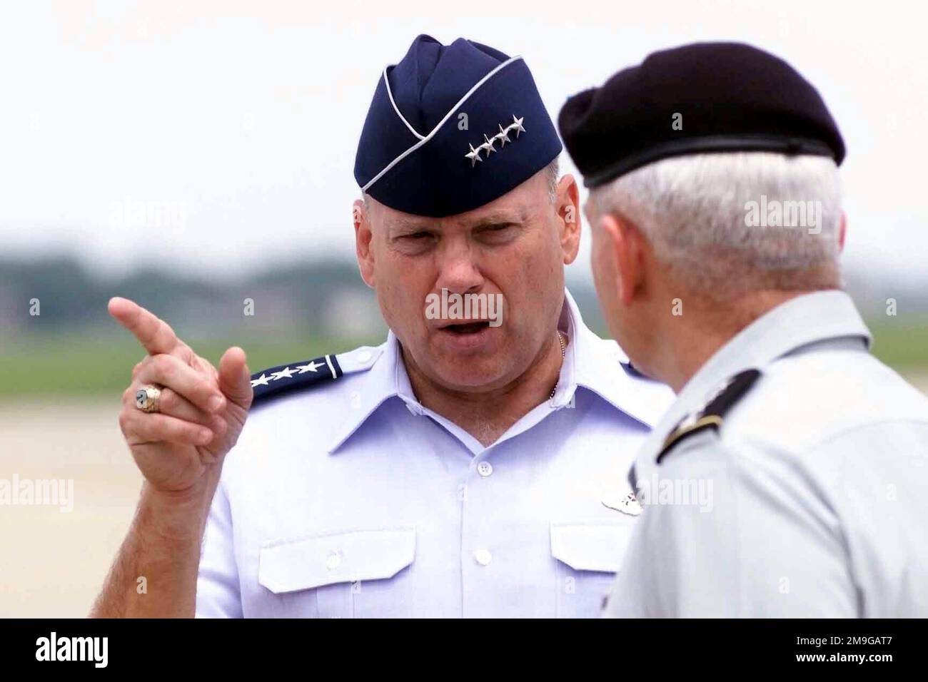 Le général John Jumper, commandant du Commandement de combat aérien, historique, et le général William F. Kernan, commandant en CHEF du Commandement des Forces interarmées des États-Unis et commandant suprême allié, Atlantique, se sont joints à un séminaire organisé par le général Kernan à la base aérienne de Langley, en Virginie. Le Commandant suprême des forces alliées de l'Atlantique a participé au séminaire de 100 délégués de 18 pays, dont le but était de réunir les dirigeants de l'OTAN pour discuter de questions d'un point de vue maritime et nord-américain et de donner aux dirigeants une occasion pratique. Base: Langley Air Force base État: Virginie (va) pays: États-Unis Banque D'Images Le général John Jumper, commandant du Commandement de combat aérien, historique, et le général William F. Kernan, commandant en CHEF du Commandement des Forces interarmées des États-Unis et commandant suprême allié, Atlantique, se sont joints à un séminaire organisé par le général Kernan à la base aérienne de Langley, en Virginie. Le Commandant suprême des forces alliées de l'Atlantique a participé au séminaire de 100 délégués de 18 pays, dont le but était de réunir les dirigeants de l'OTAN pour discuter de questions d'un point de vue maritime et nord-américain et de donner aux dirigeants une occasion pratique. Base: Langley Air Force base État: Virginie (va) pays: États-Unis Banque D'Images