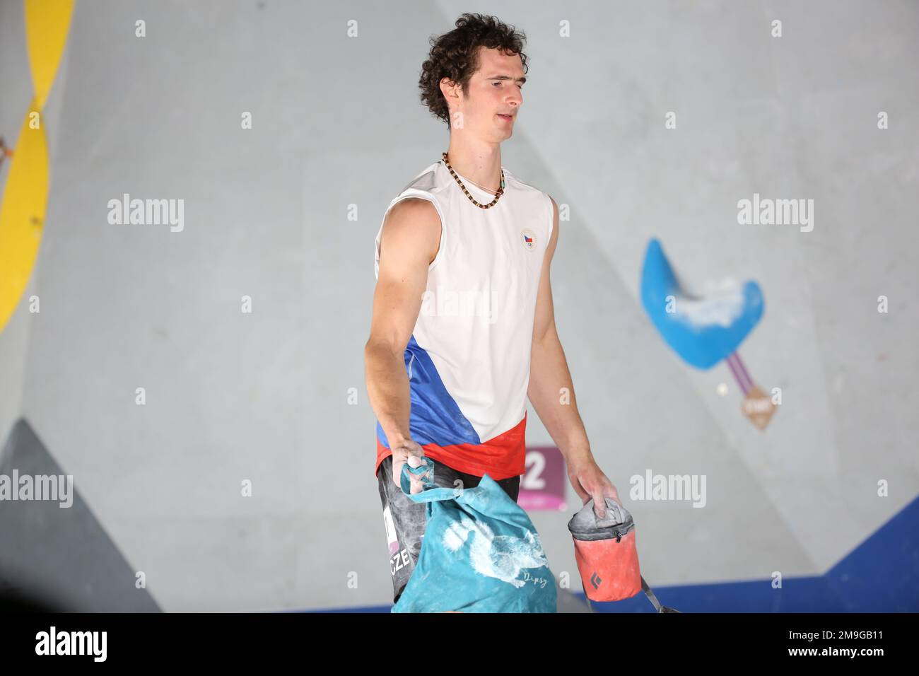 5 AOÛT 2021 - TOKYO, JAPON : Adam ONDRA de la République tchèque participe à la finale de Boulodering combiné des hommes d'escalade sportive lors du match olympique de Tokyo 2020 Banque D'Images