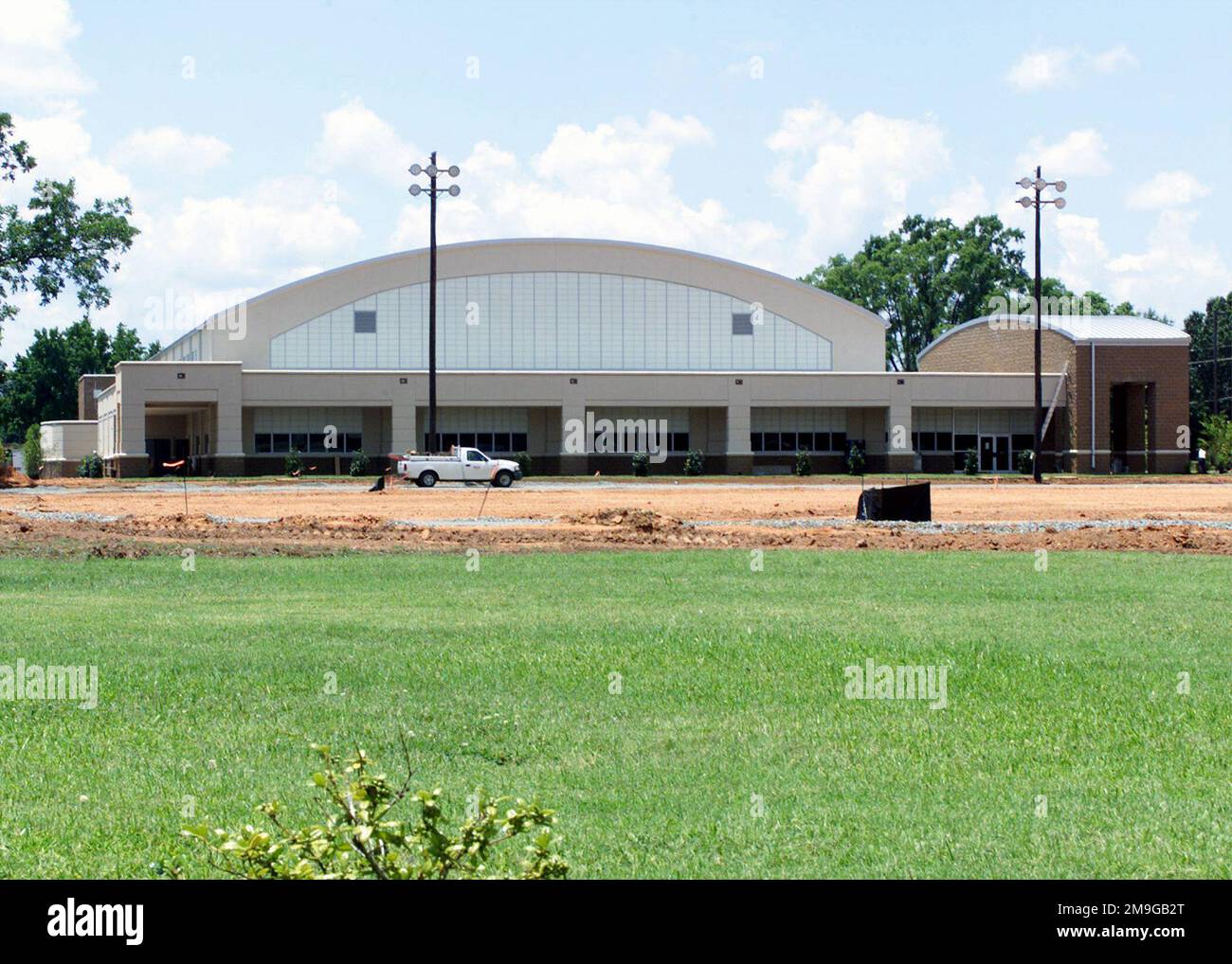 À l'extérieur du centre de fitness et de sports de Barksdale, une piste et un terrain seront en construction à la fin du mois d'août. La nouvelle installation fait 48 000 mètres carrés et offre quatre terrains de racquetball, une piste intérieure de 1/8th mètres, un cardio-théâtre, une salle de musculation entièrement équipée gratuite et avec machine à musculation, vestiaires pour hommes et femmes avec casiers d'une journée, saunas privés, et une salle d'aérobic dédiée avec d'autres caractéristiques. Le nouveau centre ouvrira ses portes à la population de base de 26 juin 2001. Base: Base aérienne de Barksdale État: Louisiane (LA) pays: ONU Banque D'Images