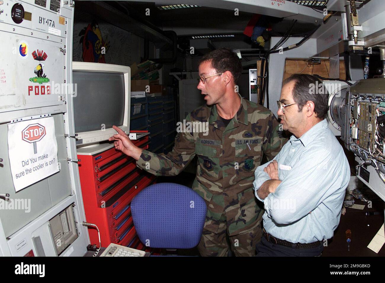 Monsieur Joe Reed, du bureau des services techniques de génie de la Force aérienne, et le sergent technique Dean Korson, un technicien des systèmes de guerre électronique affecté à l'escadron de maintenance 31st, vol avionique, base aérienne d'Aviano, Italie; surveille la sortie du processeur du récepteur sur un pod de brouillage radioélectrique AN/LQ 131. Le module DE brouillage RF AN/LQ 131 peut être utilisé sur de nombreux cadres de l'Armée de l'air pour réduire la menace de détection radar ennemie de nos avions. Base: Aviano Air base État: Pordenone pays: Italie (ITA) scène Major Command montré: USAFE Banque D'Images