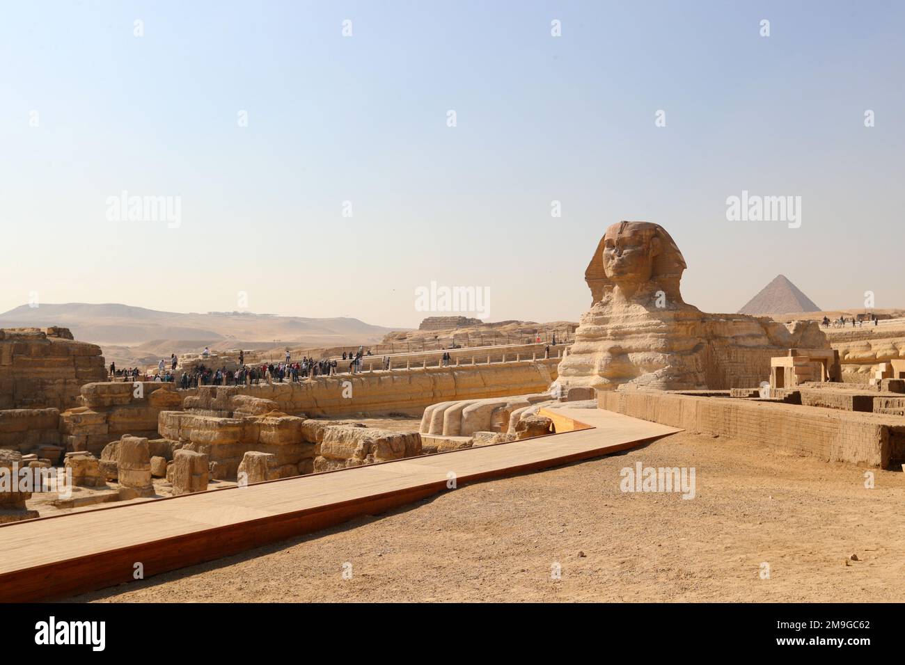 Le Caire, Égypte. 18th janvier 2023. Les touristes visitent le Sphinx à l'endroit pittoresque des Pyramides de Gizeh, Égypte, le 18 janvier 2023. L'Égypte accueille chaleureusement le peuple chinois pour sa visite à Dès que possible, a déclaré le président égyptien Abdel-Fattah al-Sisi dans la capitale du pays, le Caire. Credit: Sui Xiankai/Xinhua/Alay Live News Banque D'Images
