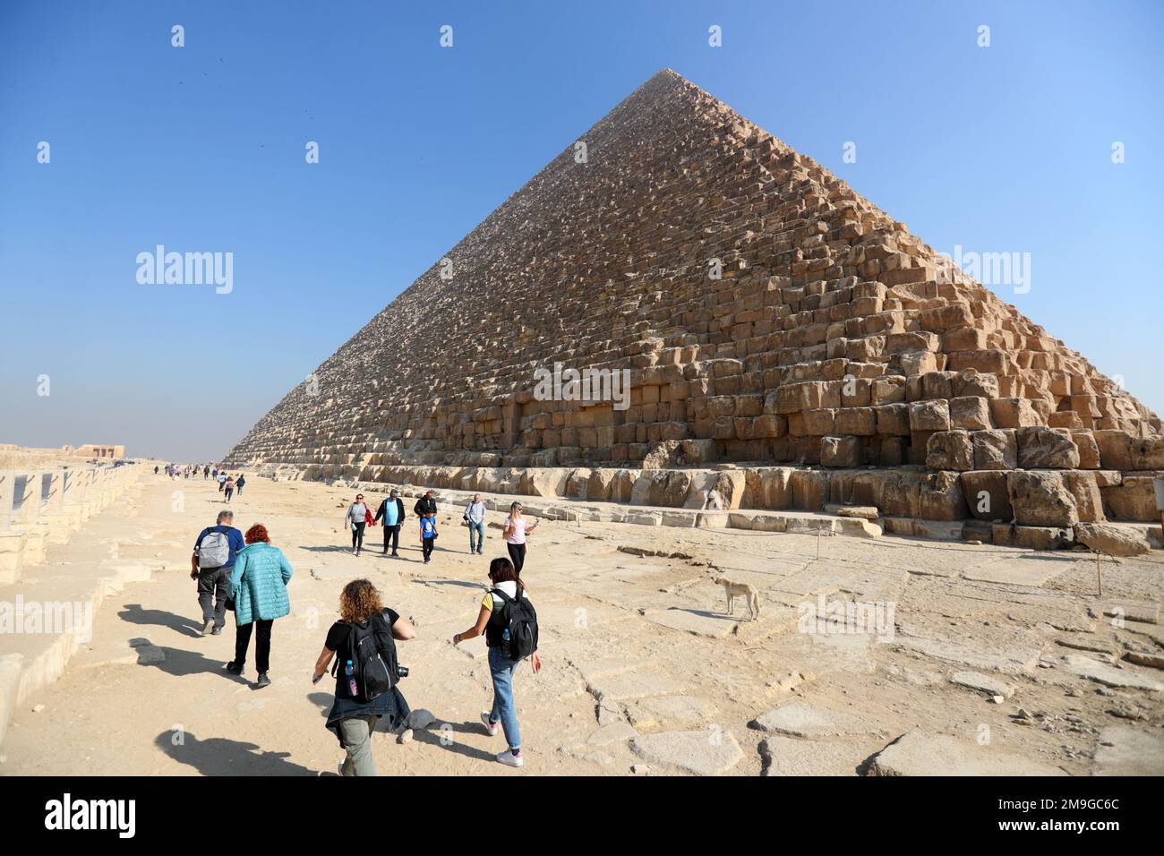 Le Caire, Égypte. 18th janvier 2023. Les touristes visitent le site pittoresque des Pyramides de Gizeh à Gizeh, Égypte, 18 janvier 2023. L'Égypte accueille chaleureusement le peuple chinois pour sa visite à Dès que possible, a déclaré le président égyptien Abdel-Fattah al-Sisi dans la capitale du pays, le Caire. Credit: Sui Xiankai/Xinhua/Alay Live News Banque D'Images