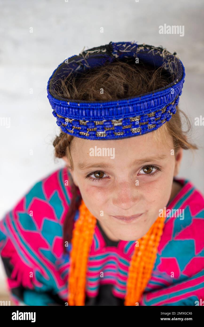 Portrait en gros plan d'une jeune Kalash portant des vêtements traditionnels, vallée de Bumburet, Pakistan Banque D'Images