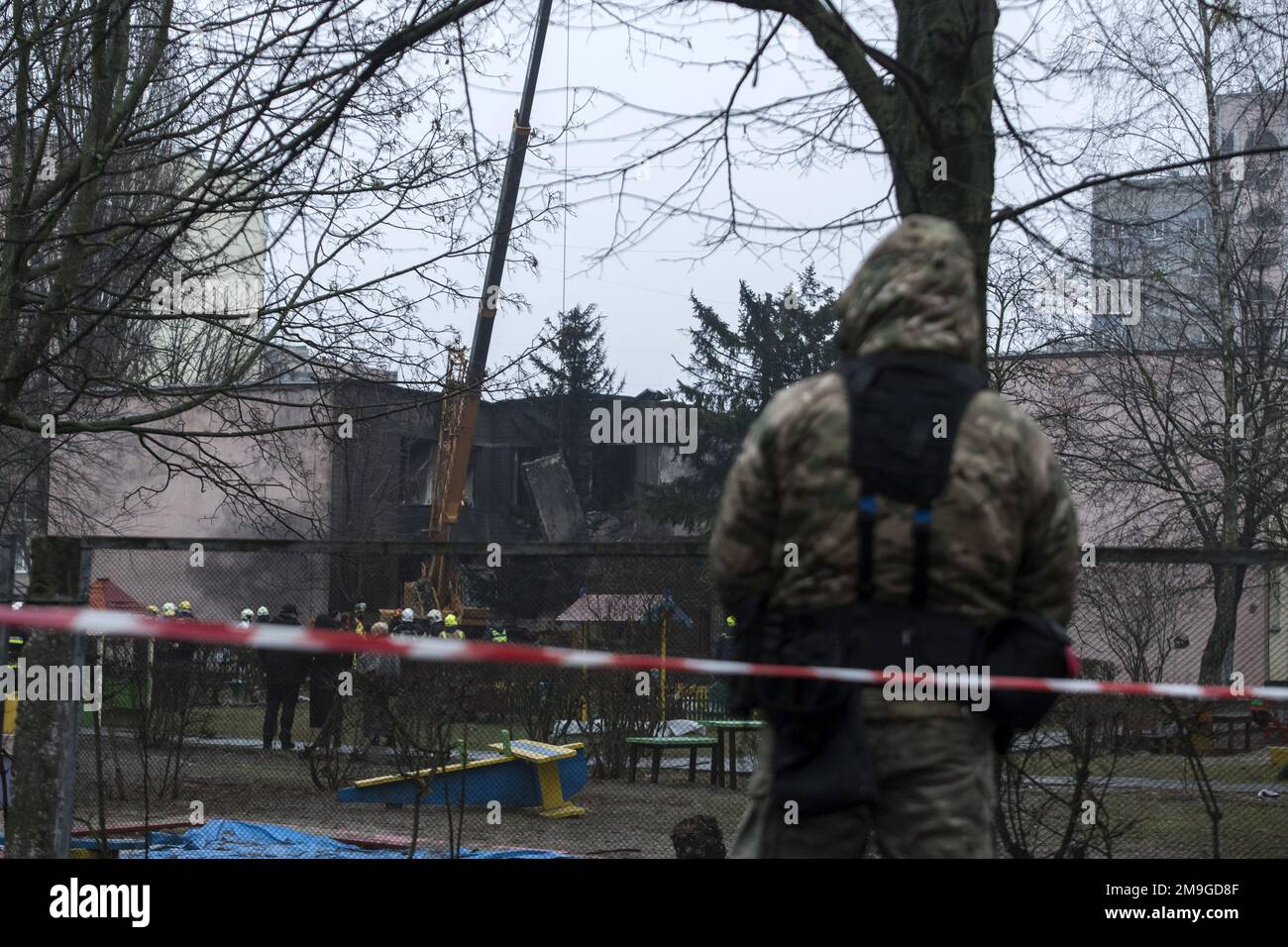 Kiev, Ukraine. 18th janvier 2023. Les pompiers et les agents de sécurité travaillent sur le site où un hélicoptère s'est écrasé mercredi à 18 janvier 2023 dans la ville de Brovary, dans la région de Kiev, en Ukraine. L'accident d'hélicoptère tue 18 personnes, dont le ministre ukrainien de l'intérieur, le premier sous-ministre, le secrétaire d'État et trois enfants, 25 personnes ont été blessées, dont 10 enfants, ont déclaré des sources médicales. Photo de Vladyslav Musiienko /UPI crédit: UPI/Alay Live News Banque D'Images