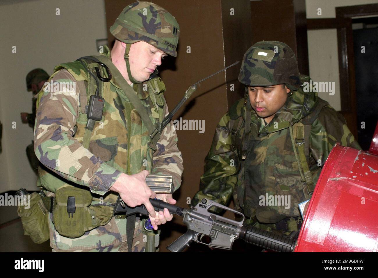 L'AVIATEUR ARTURO Ramirez S'assure que les 51st forces de sécurité M-4 Carbine du capitaine Robert Holdsworth sont en sécurité et qu'elles sont autorisées avant de partir sur le terrain lors de l'exercice initial Response Readiness exercice/combat Employment Readiness (IRRE/CERE) à la base aérienne d'Osan, en République de Corée. L'exercice trimestriel teste la capacité de l'escadre de combat de 51st à réagir aux situations de combat. Objet opération/série: IRRE/CERE base: Osan Air base pays: République de Corée (KOR) scène Major Command montré: PACAF Banque D'Images