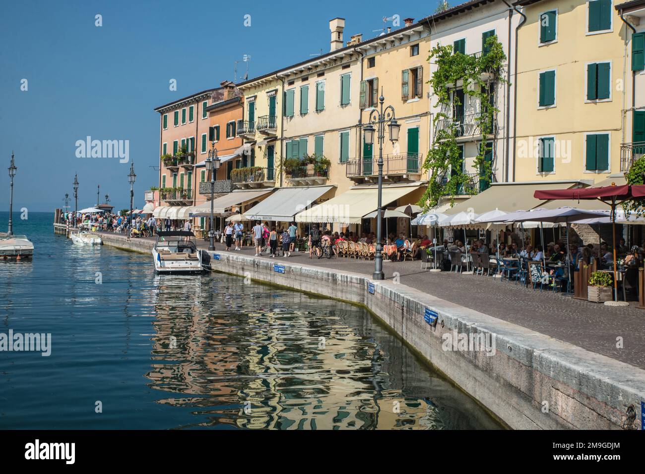 Cafés et restaurants en bord de mer à Lazize, Lac de Garde, Italie Banque D'Images